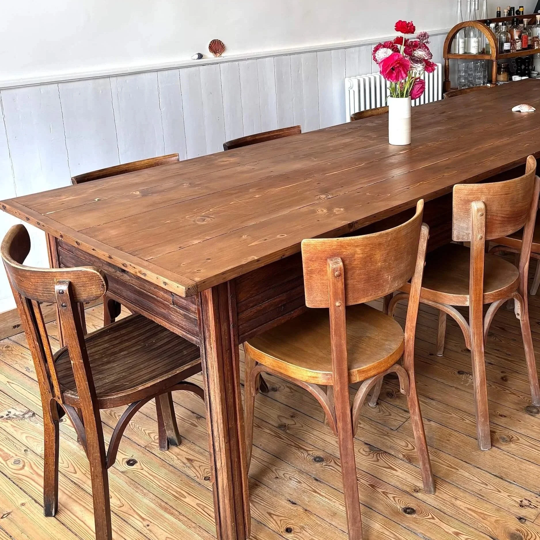 La table de ferme sourcée par Pupilles Vintage pour le restaurant Comète 