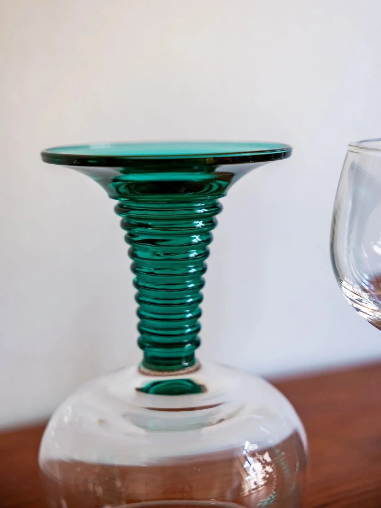 Verres-a%CC%80-vin-pied-vert-e%CC%81meraude-anne%CC%81es-70-vintage-Pupilles-Vintage-Rennes4.jpg
