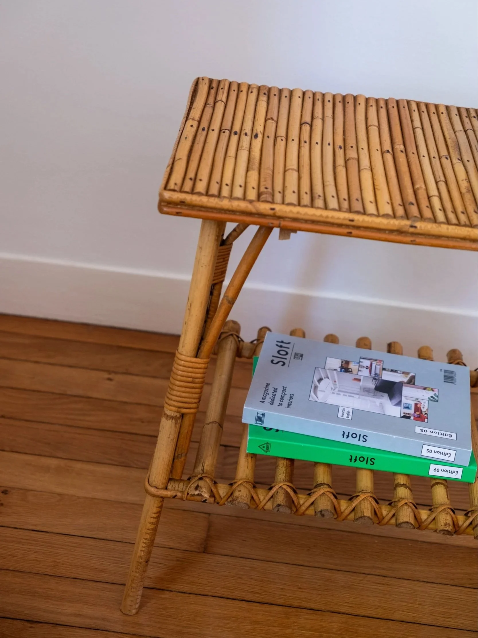 table qui offre une étagère porte-revues en rotin vintage