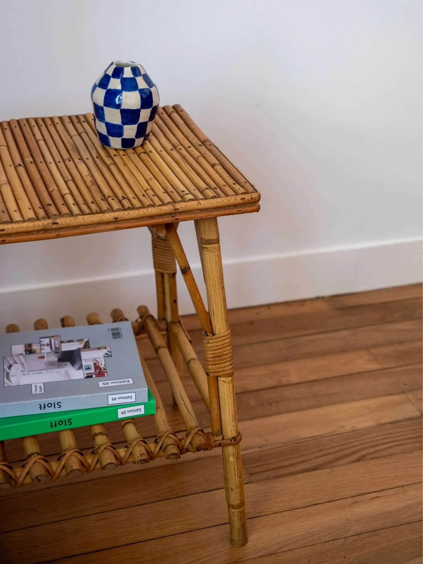 zoom sur la table d'appoint en rotin