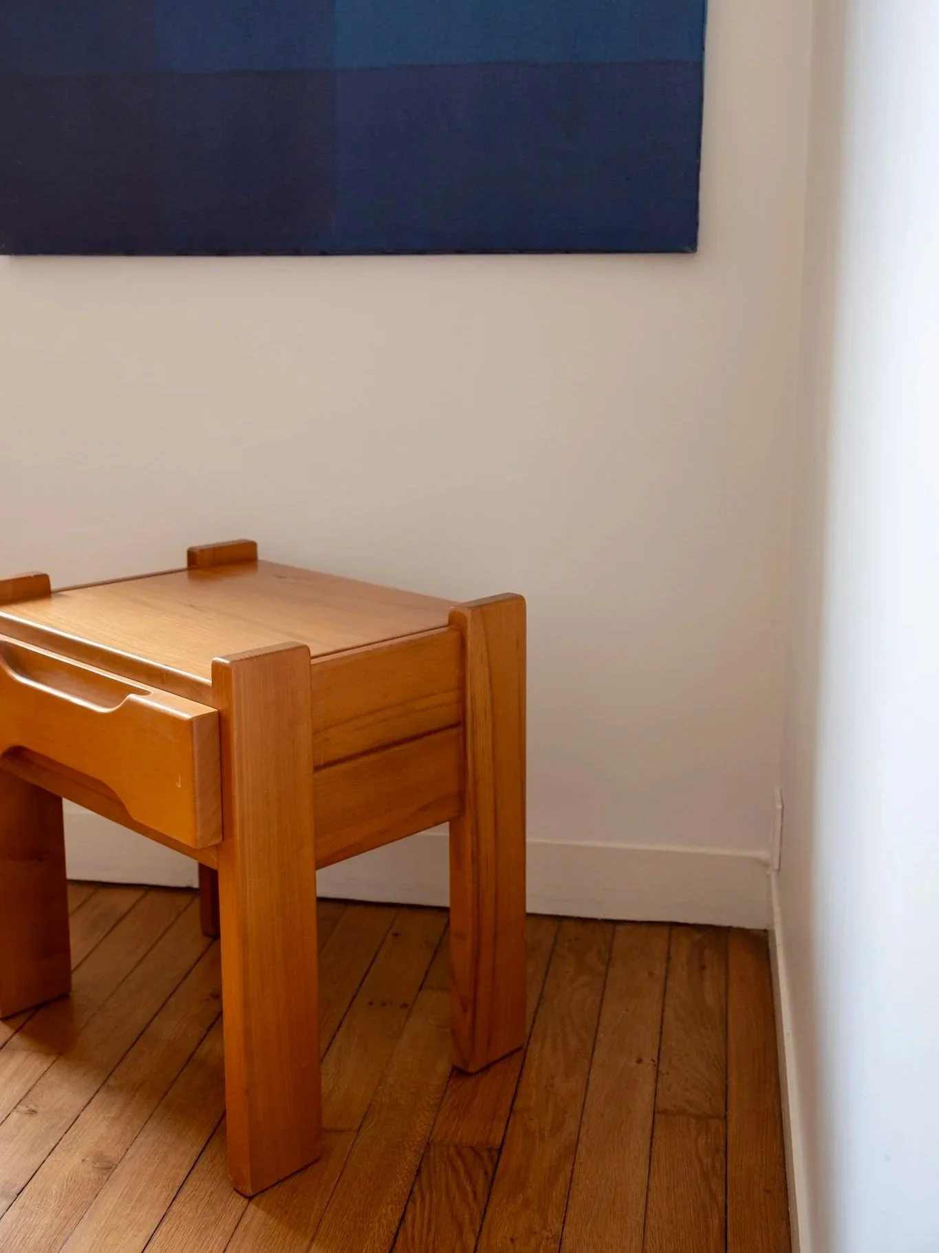 un autre angle de vue sur cette table de chevet en bois vintage des années 70 en parfait état