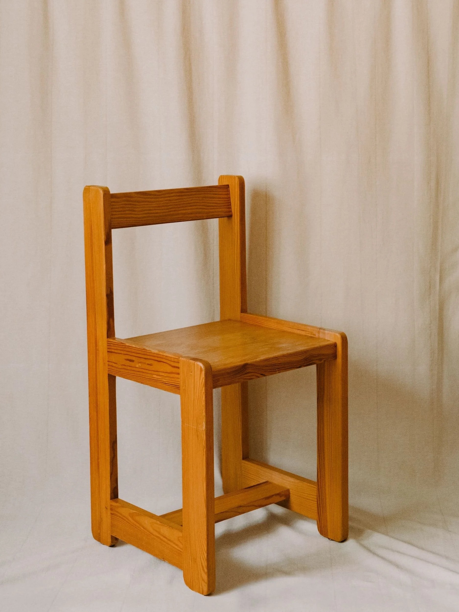 Chaise-cubiste-pin-massifann%C3%A9es-70-Pupilles-Vintage-Rennes3.jpg