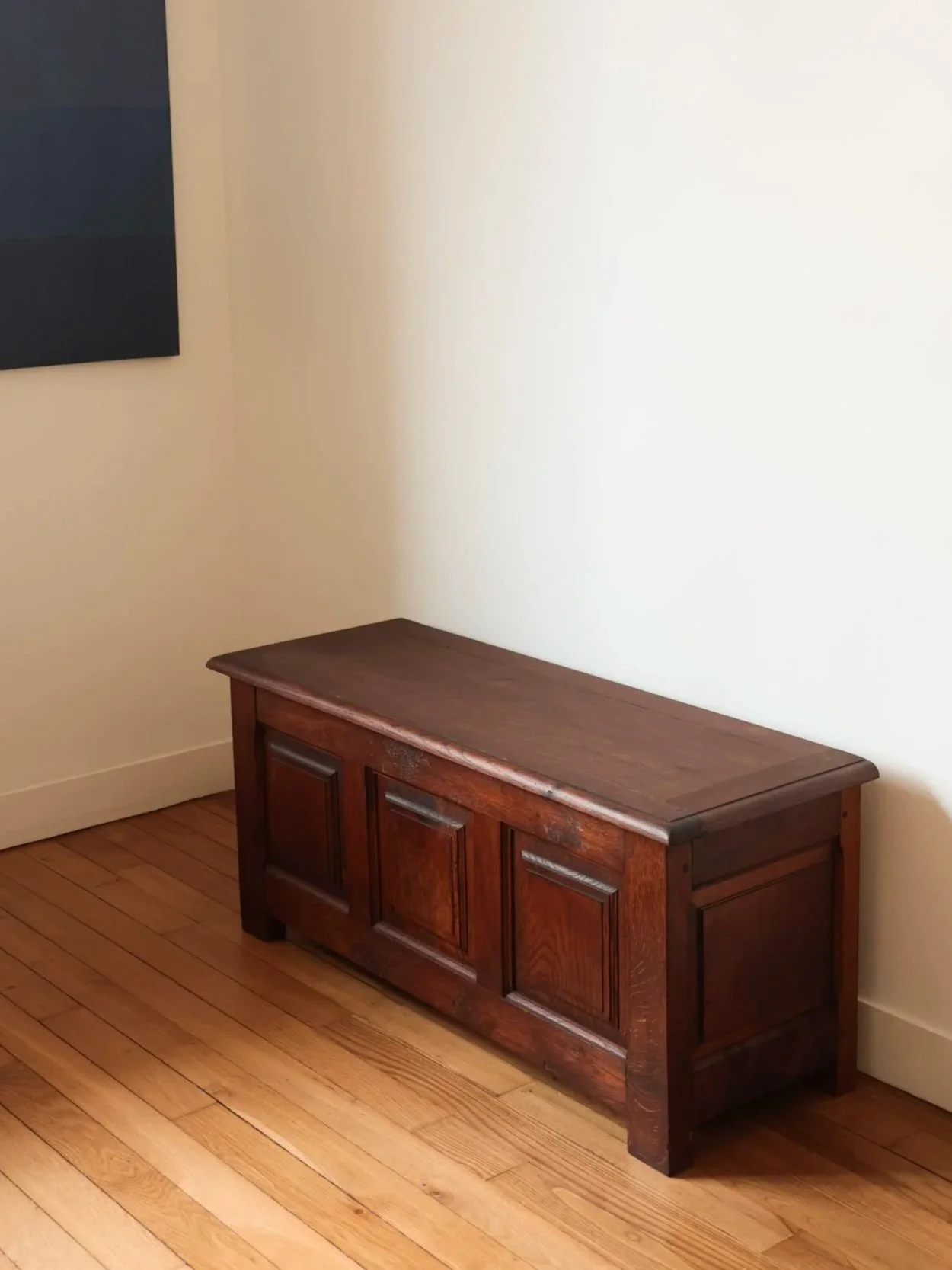 Coffre de rangement et banc en bois au design brutaliste en parfait état