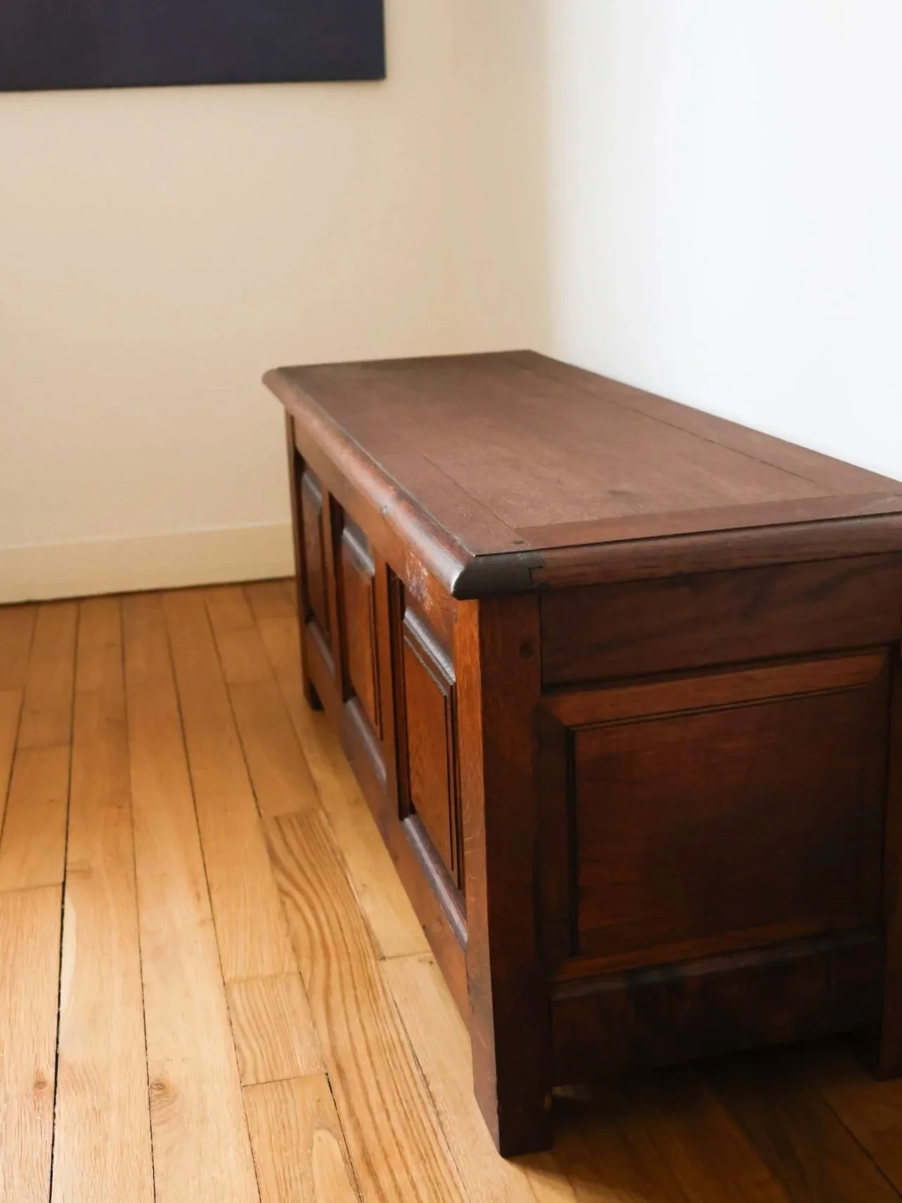 zoom sur le côté de ce coffre de rangement vintage en bois