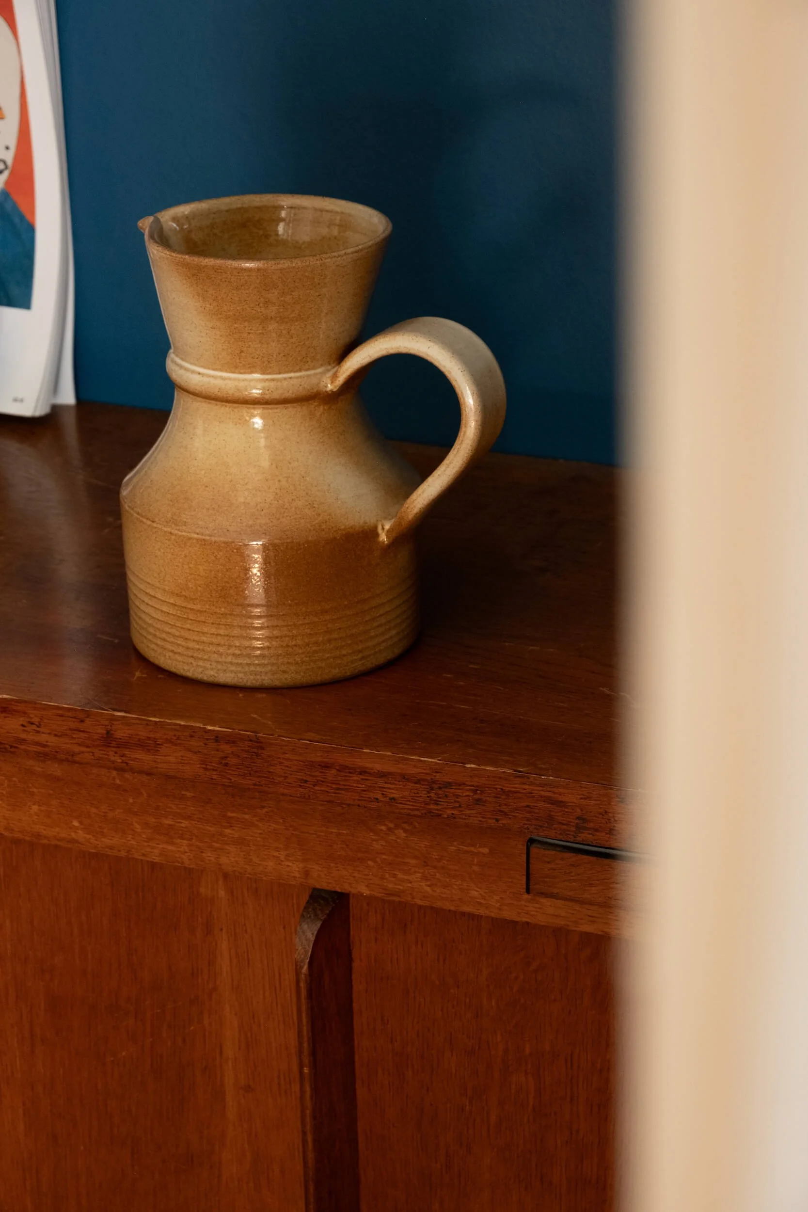 pichet en grès artisanal des années 70 avec forme cylindrique contemporaine en parfait état
