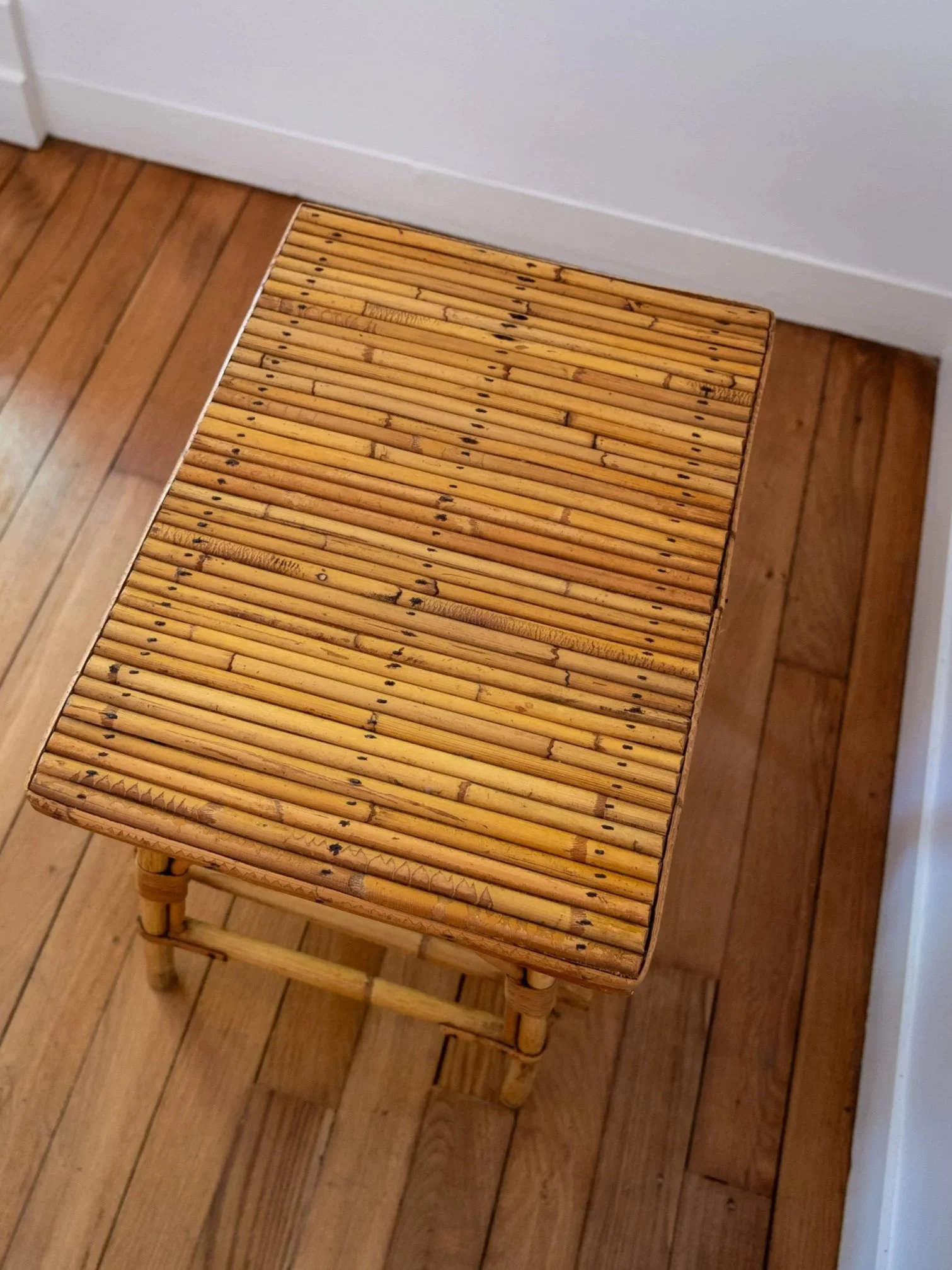 focus sur le plateau de la table en rotin et osier vintage, en très bon état