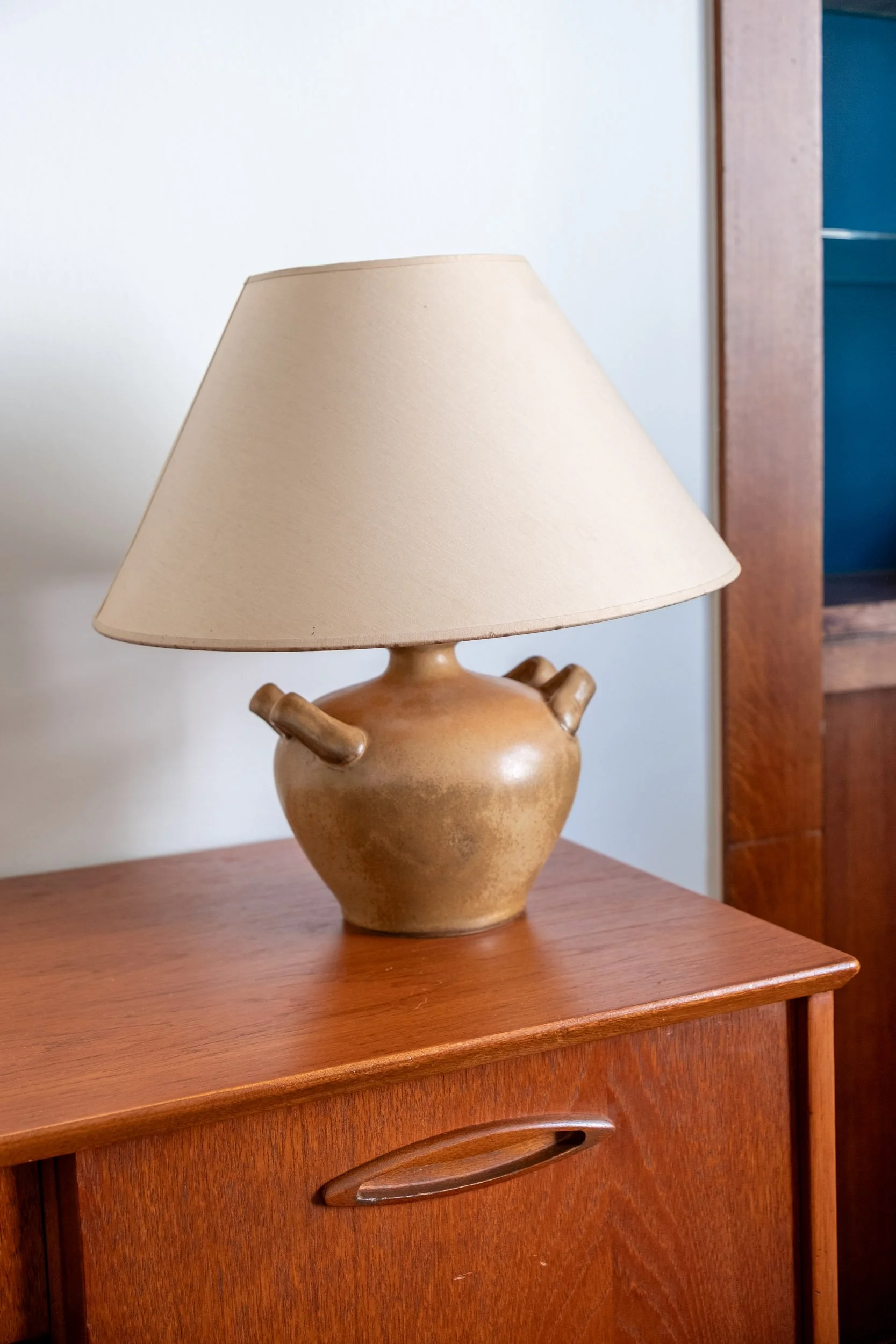 très belle lampe à poser vintage avec un pied en grès de forme originale