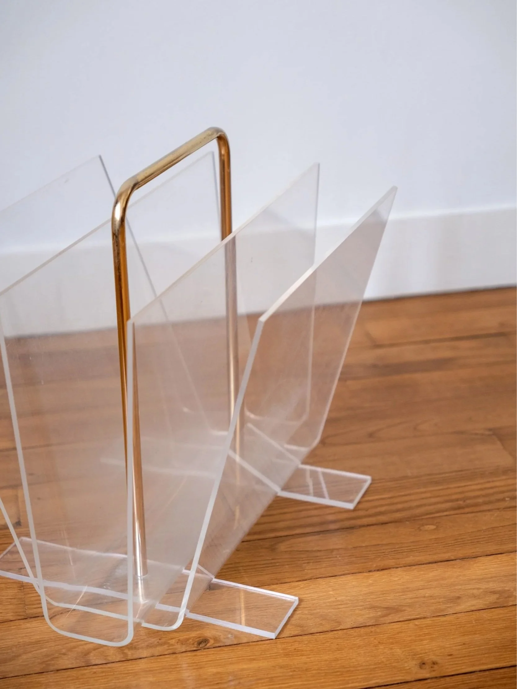 zoom sur le porte-revues en plexiglas transparent pour montrer son bon état