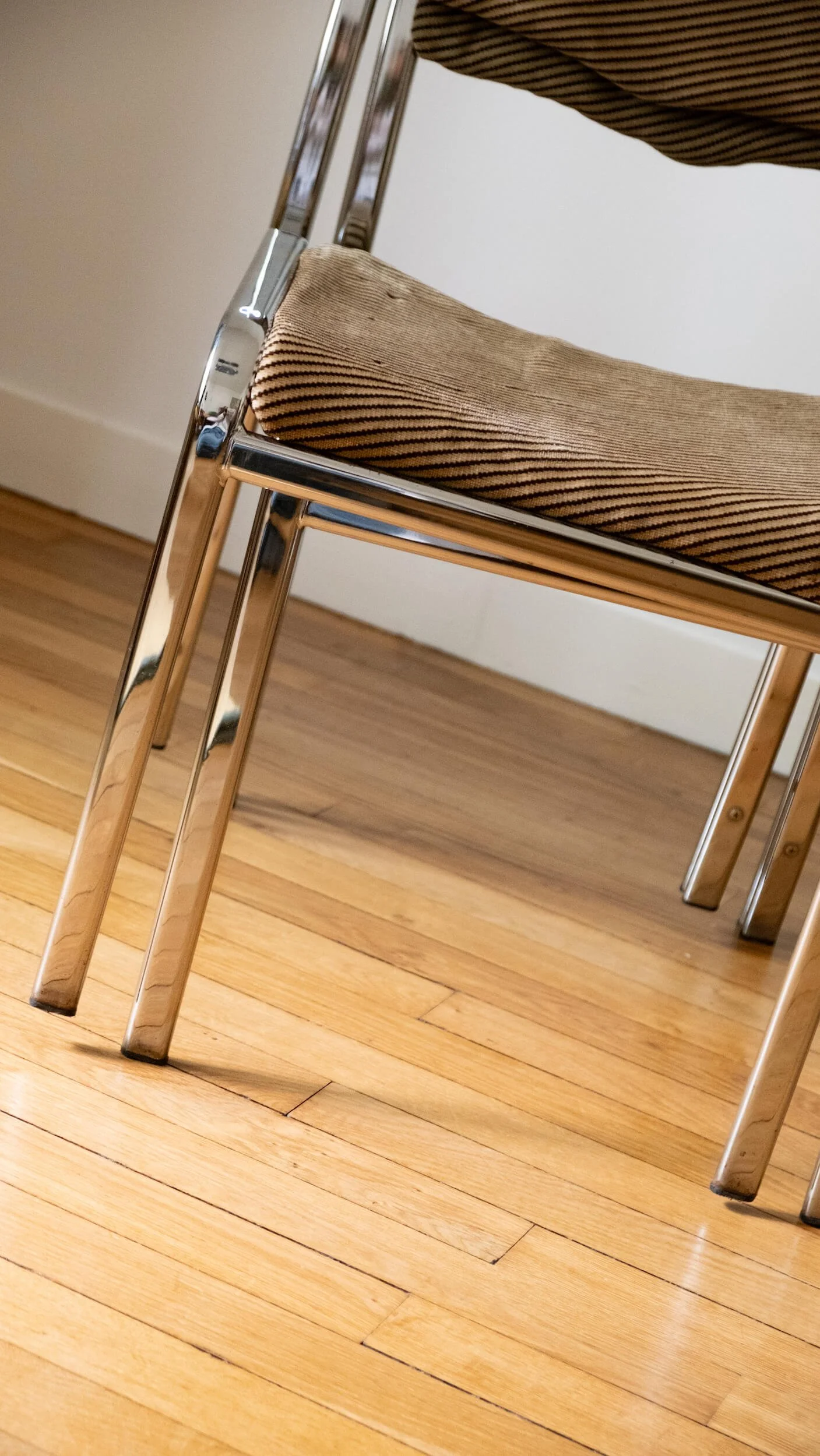 Focus sur les pieds des chaises italiennes modernistes des années 70