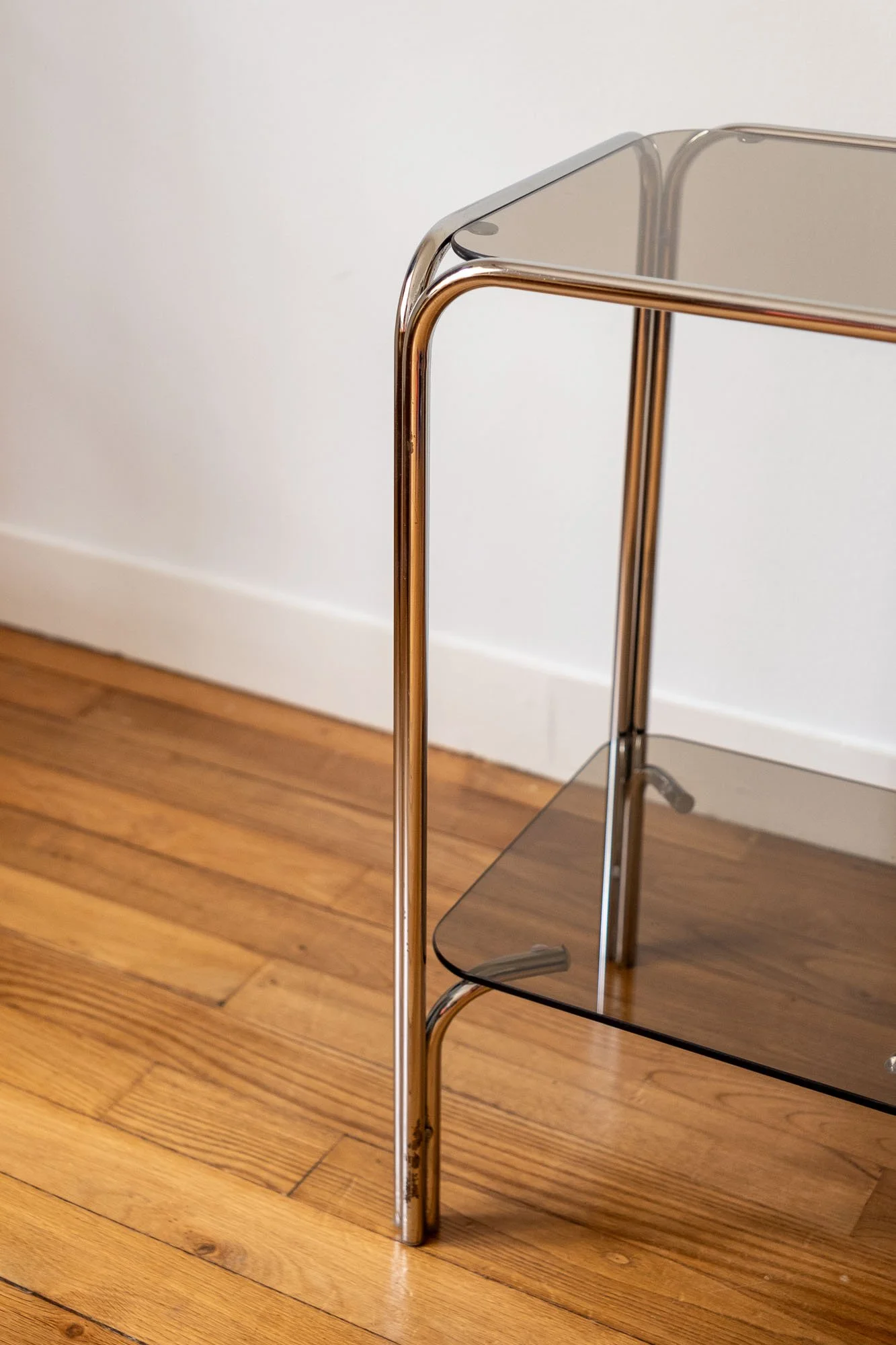Table-d'appoint-chrome-verre-fumé-vintage-Années-70-Pupilles-Vintage-Rennes2.jpg