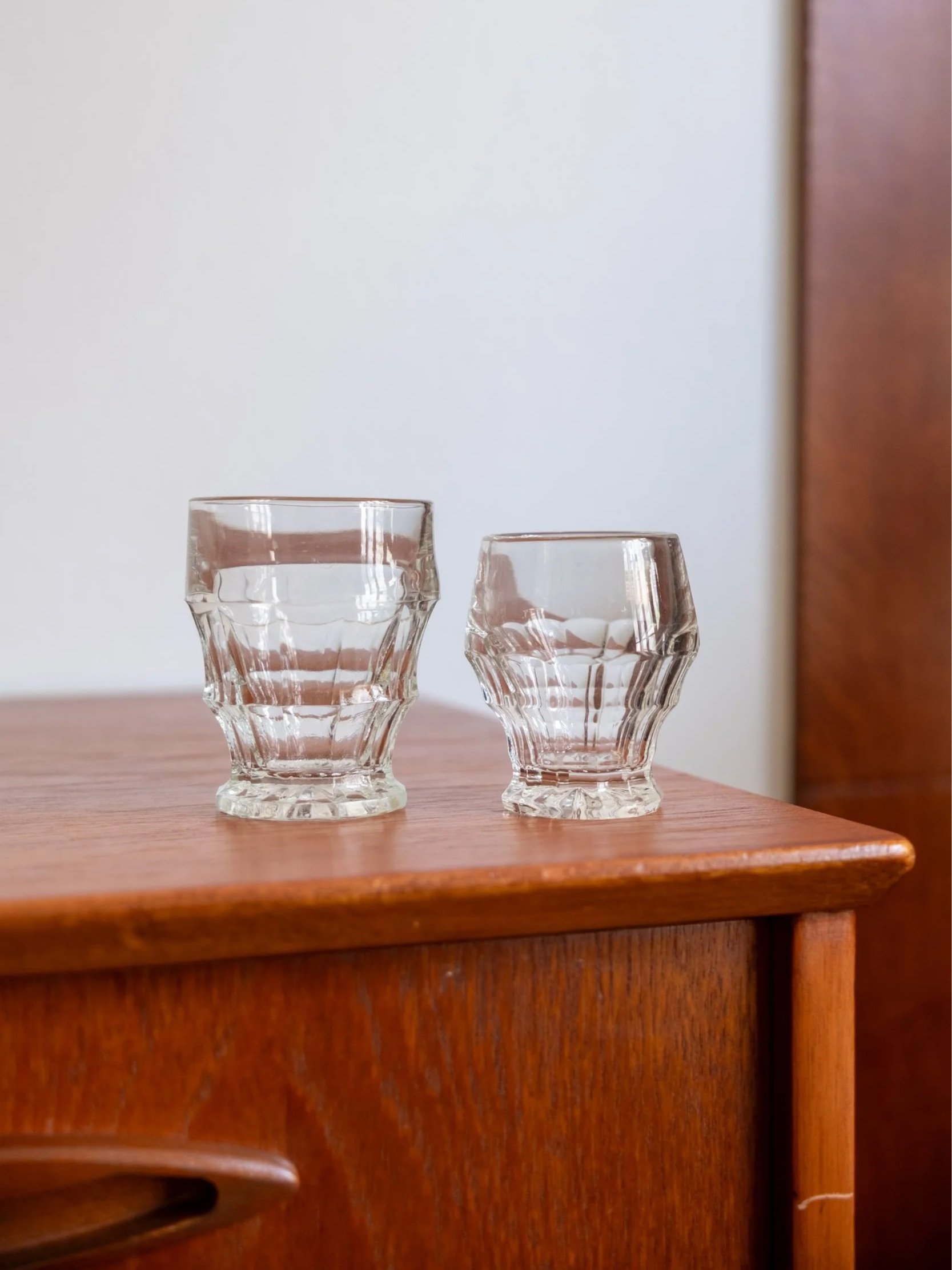 paire de verres à digestif vintage en verre transparent de deux tailles différentes