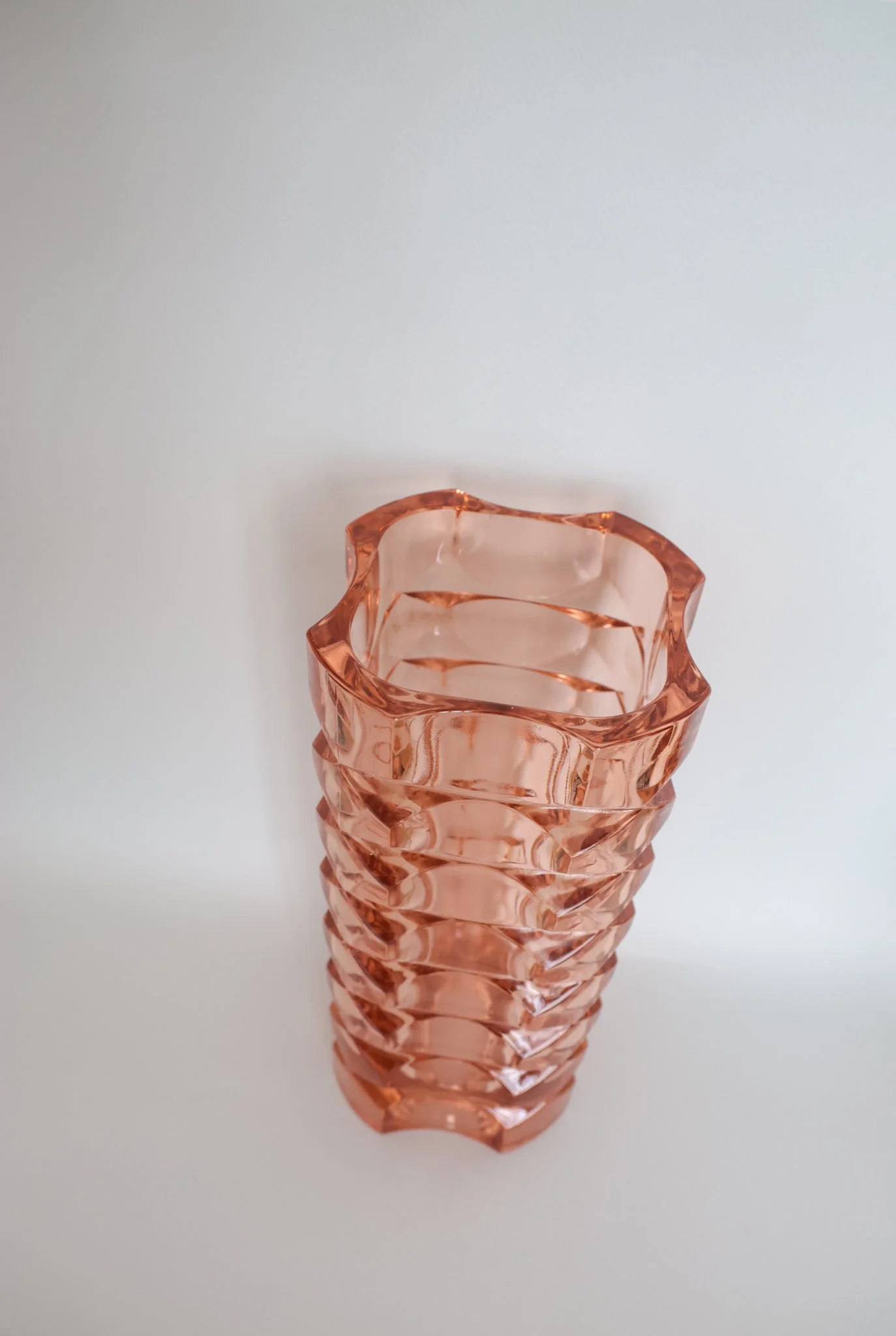 vue de haut sur ce vase en verre facetté de couleur rose de la marque française Luminarc fabriqué dans les années 70