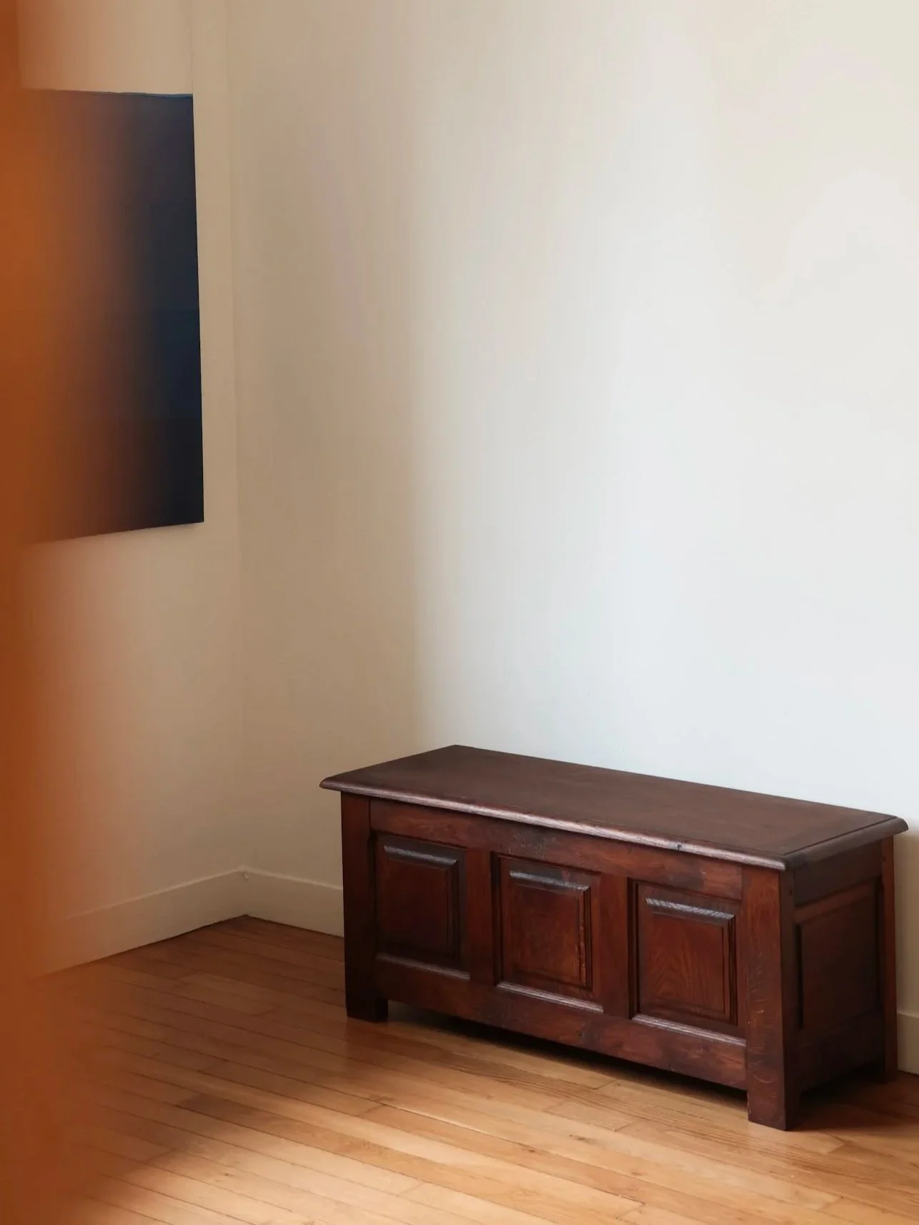Coffre de rangement et banc en bois au design brutaliste en parfait état