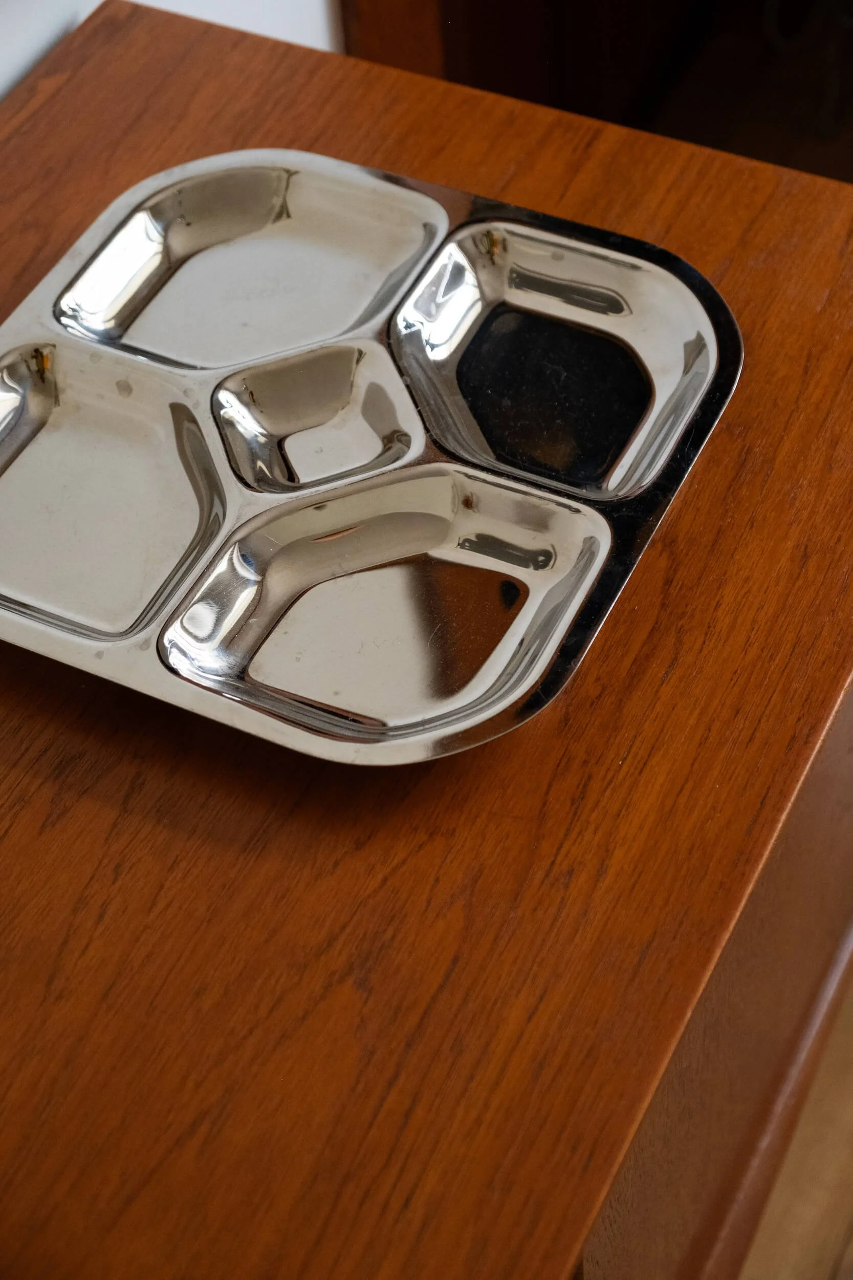 zoom sur ce plat à compartiments en inox carré design typique des années 70