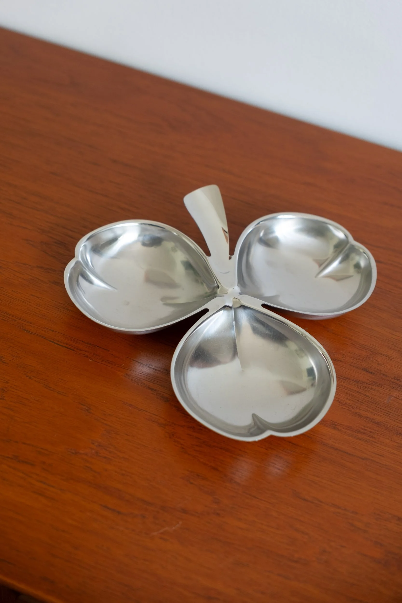 plat-inox-compartiments-trefle-Pupilles-brocante-Rennes2.jpg
