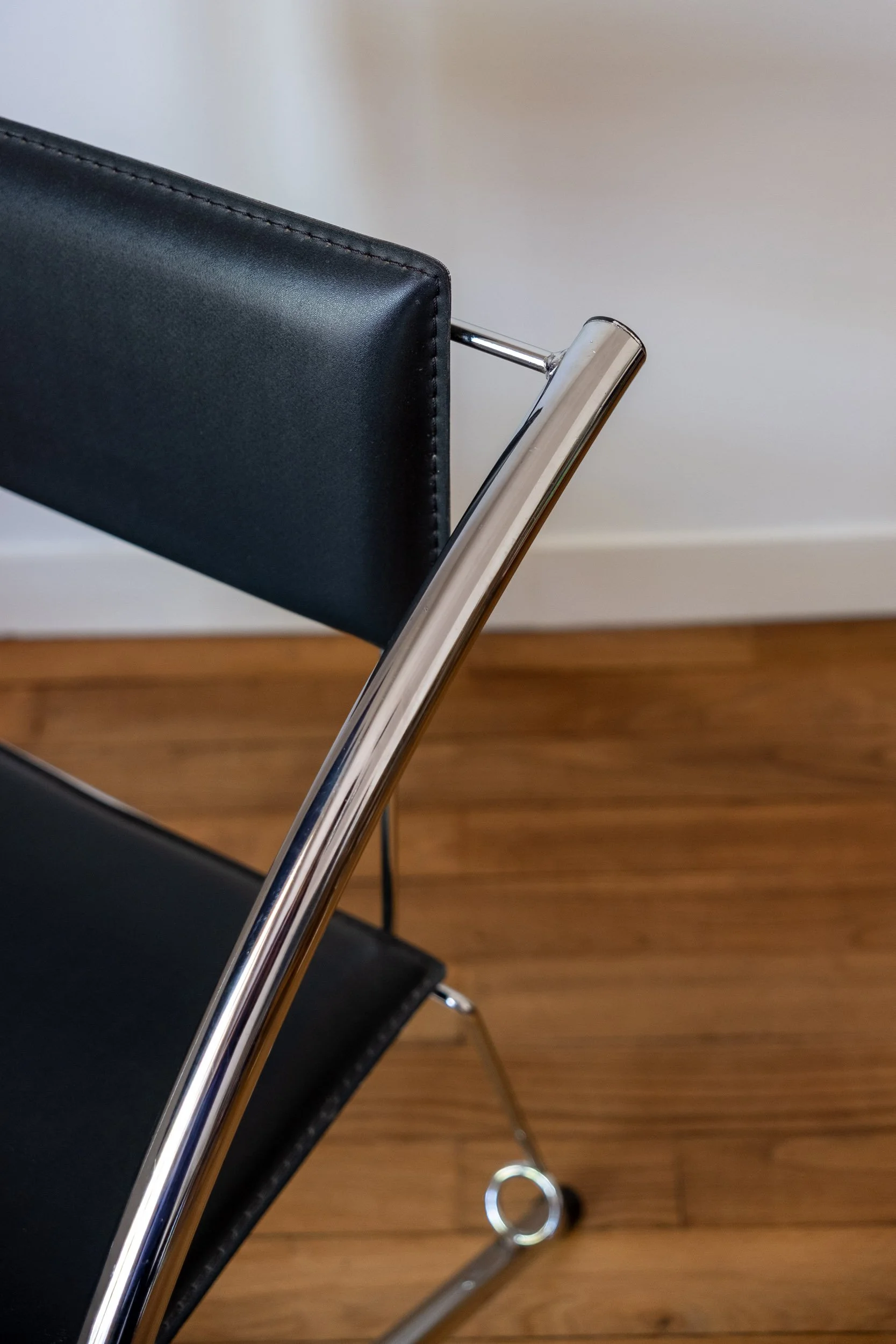 zoom sur l'accoudoir en métal chromé de ces chaises années 80
