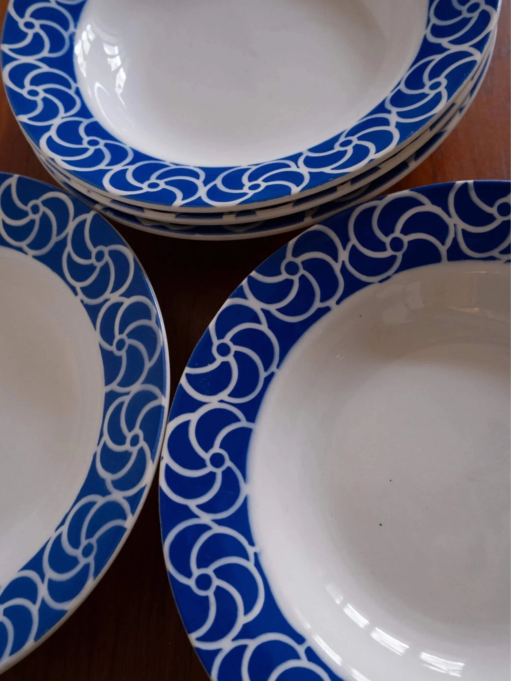 zoom sur le décor bleu de ces assiettes creuses vintage Sarreguemines années 50
