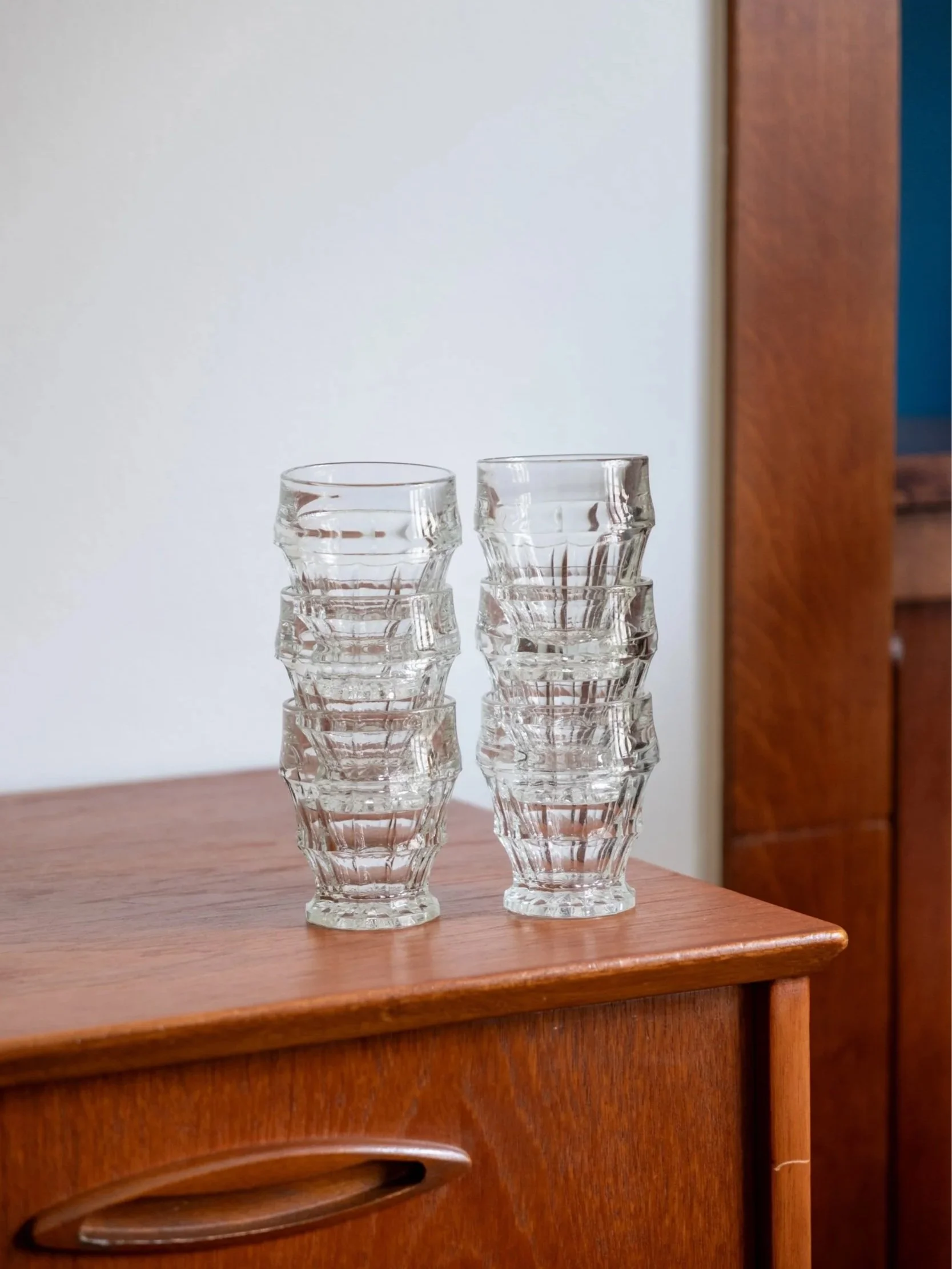 les six verres vintage disponibles empilés les uns dans les autres