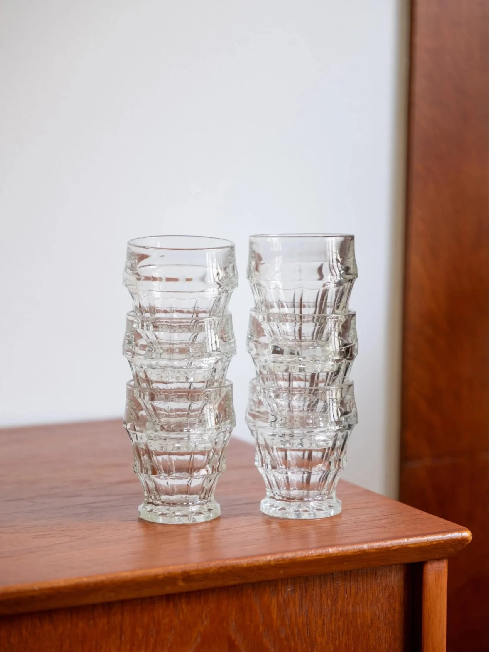 à nouveau les six verres vintage empilés