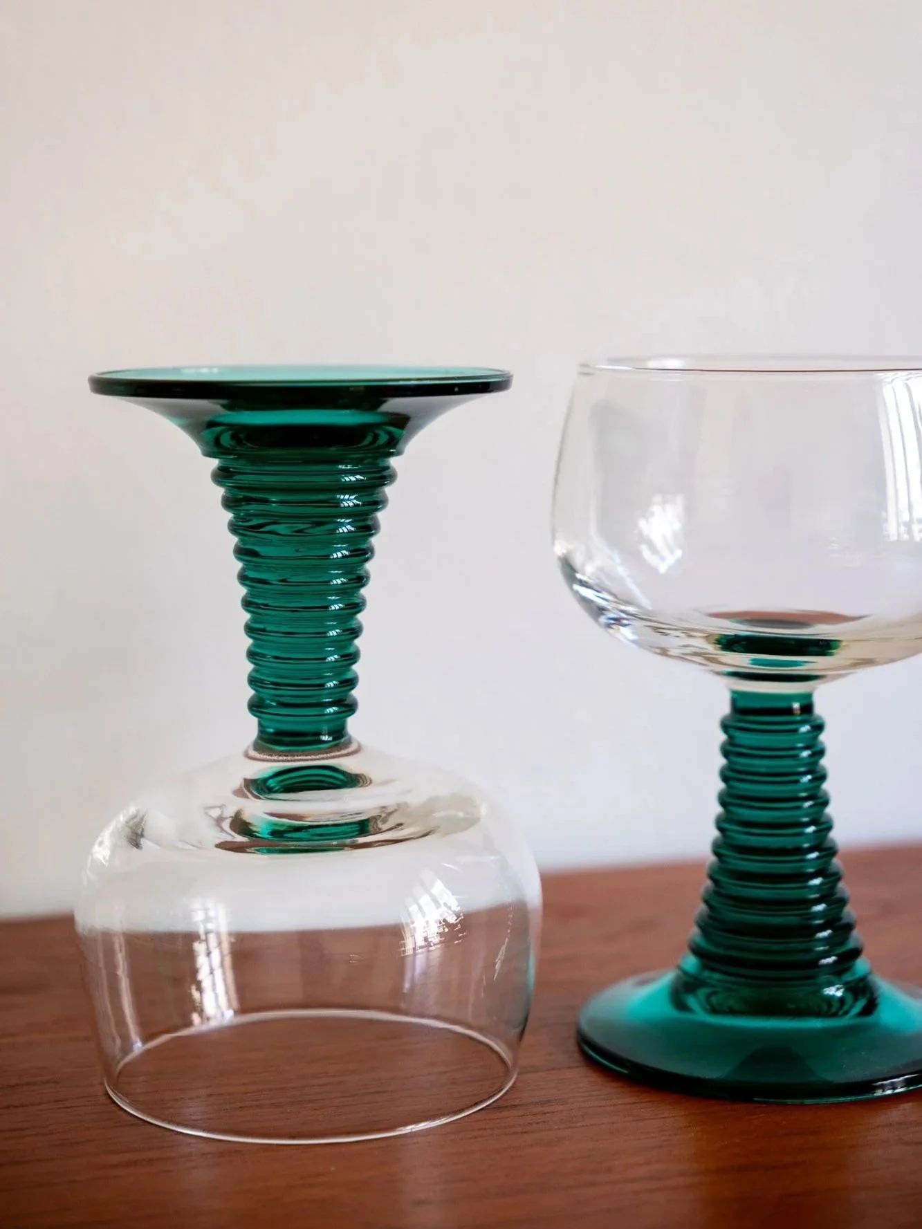 Verres-a%CC%80-vin-pied-vert-e%CC%81meraude-anne%CC%81es-70-vintage-Pupilles-Vintage-Rennes5.jpg