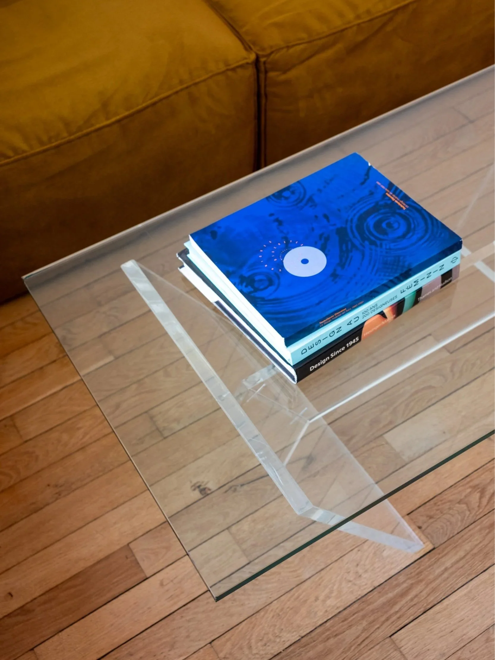 un autre angle de vue montrant le parfait état du plateau en verre de cette table design des années 70