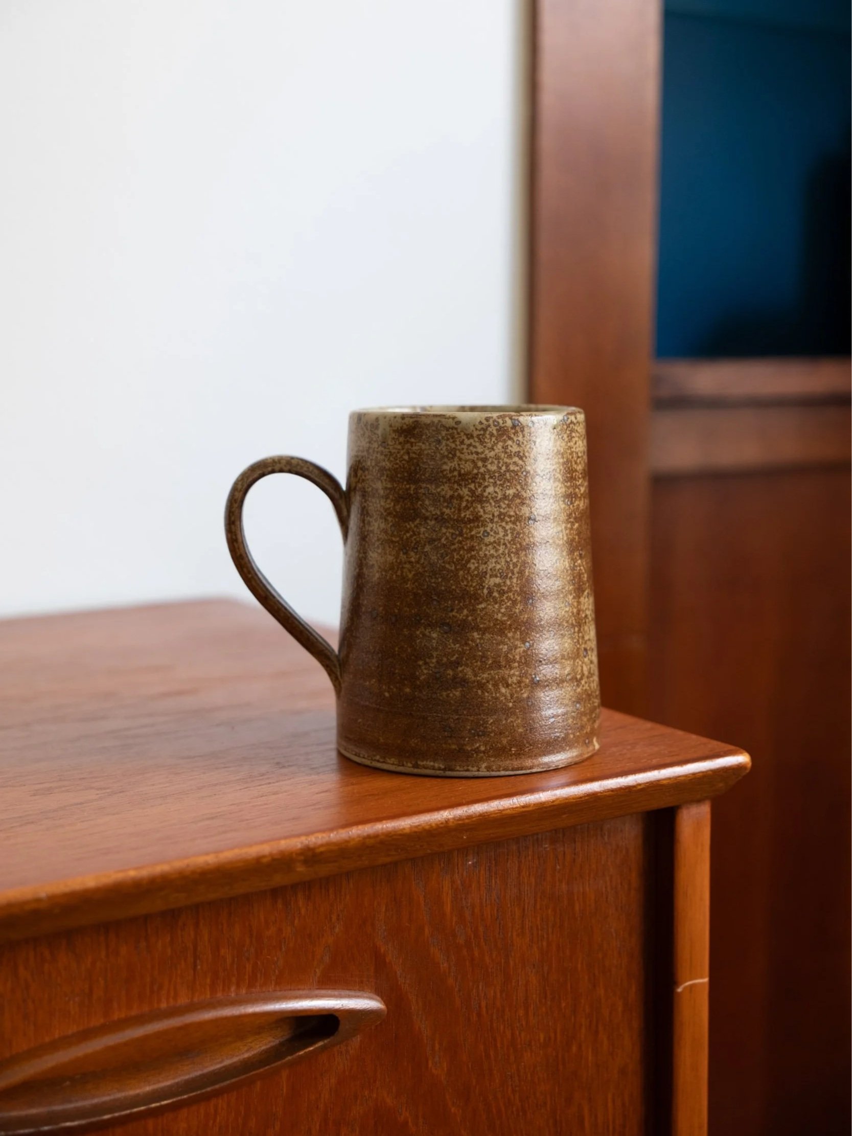 focus de près sur la matière de la tasse et son état