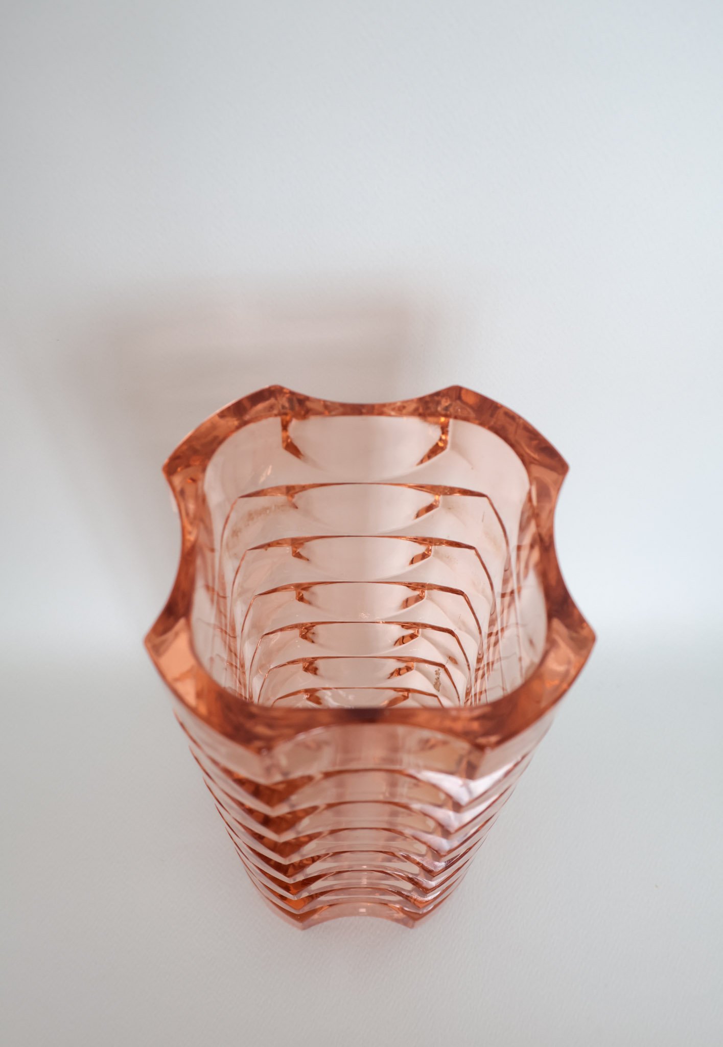 vue de haut sur le vase vintage facetté en verre rose Luminarc