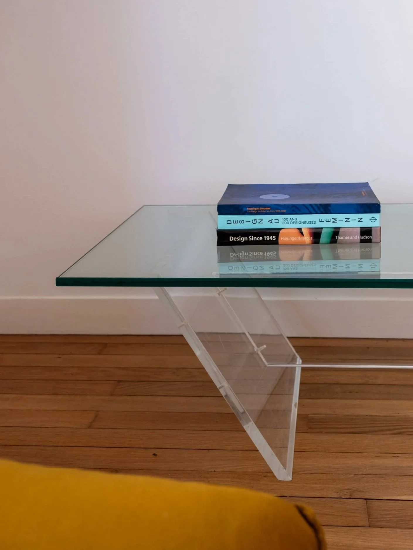 zoom sur un côté de la table basse vintage design