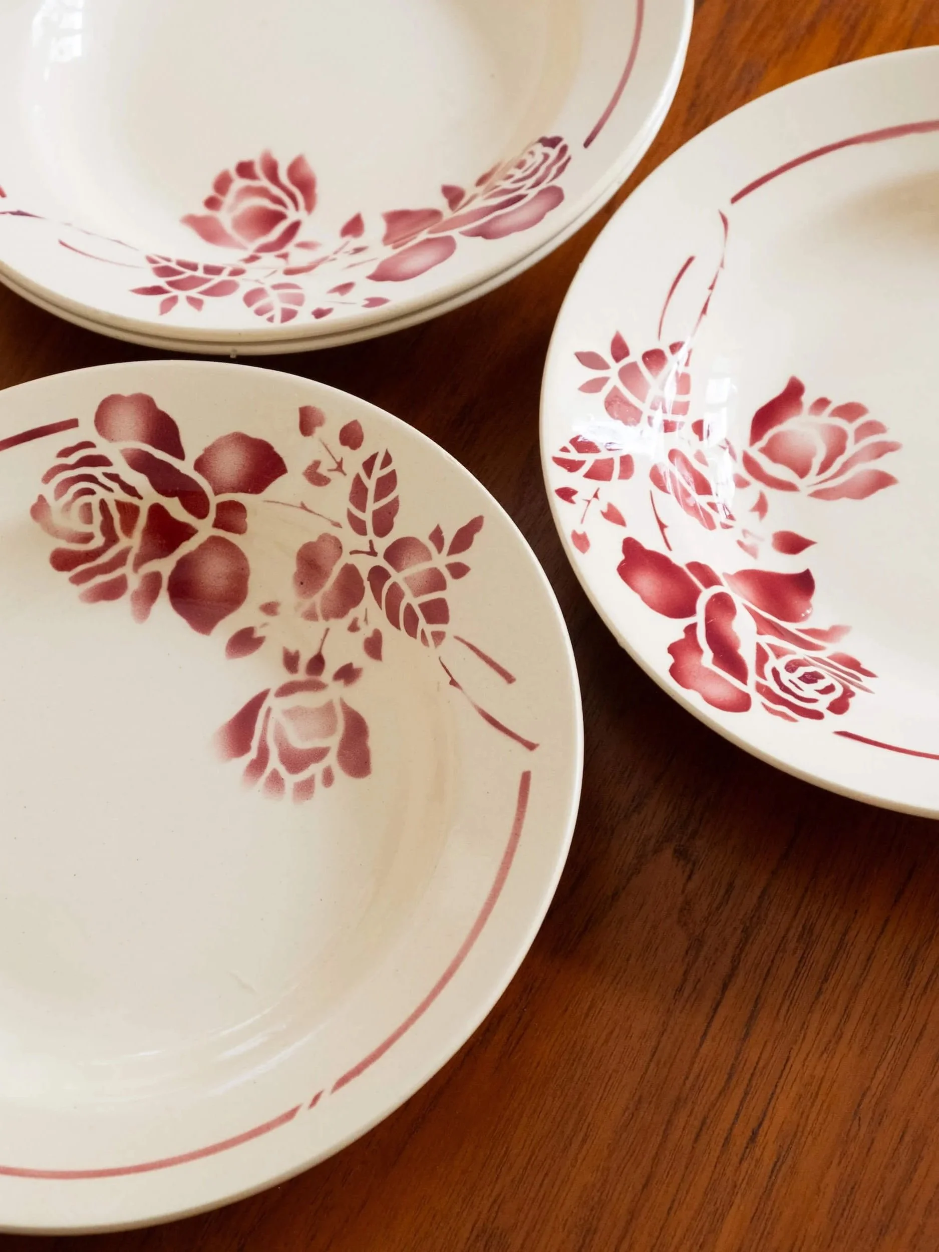 Ensemble de 5 assiettes creuses à fleurs roses - Saint Amand, années 50