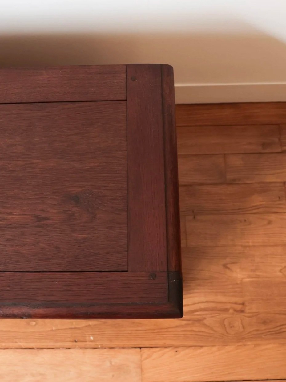 vue de dessus du coffre de rangement vintage en bois