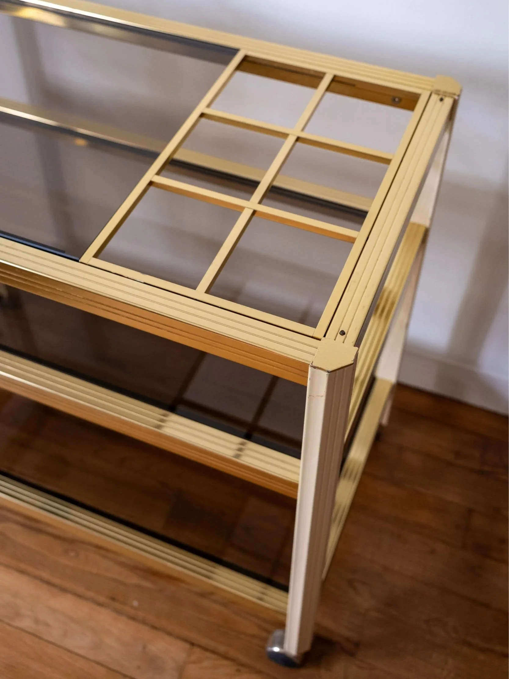 structure dorée pour cette desserte roulante vintage