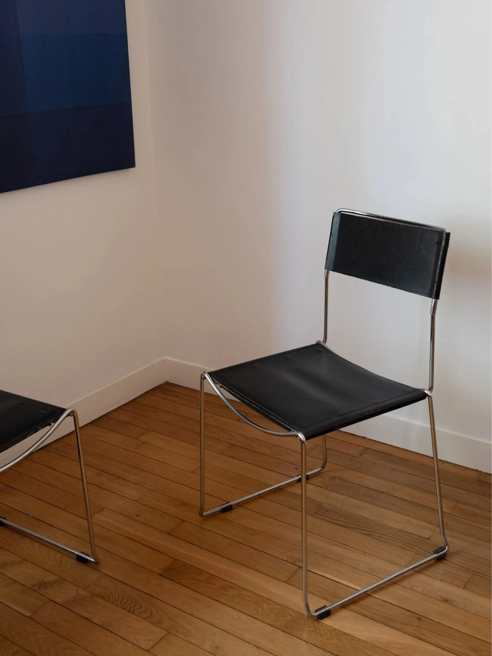 design italien des années 70 pour cette chaise en métal chromé et cuir noir