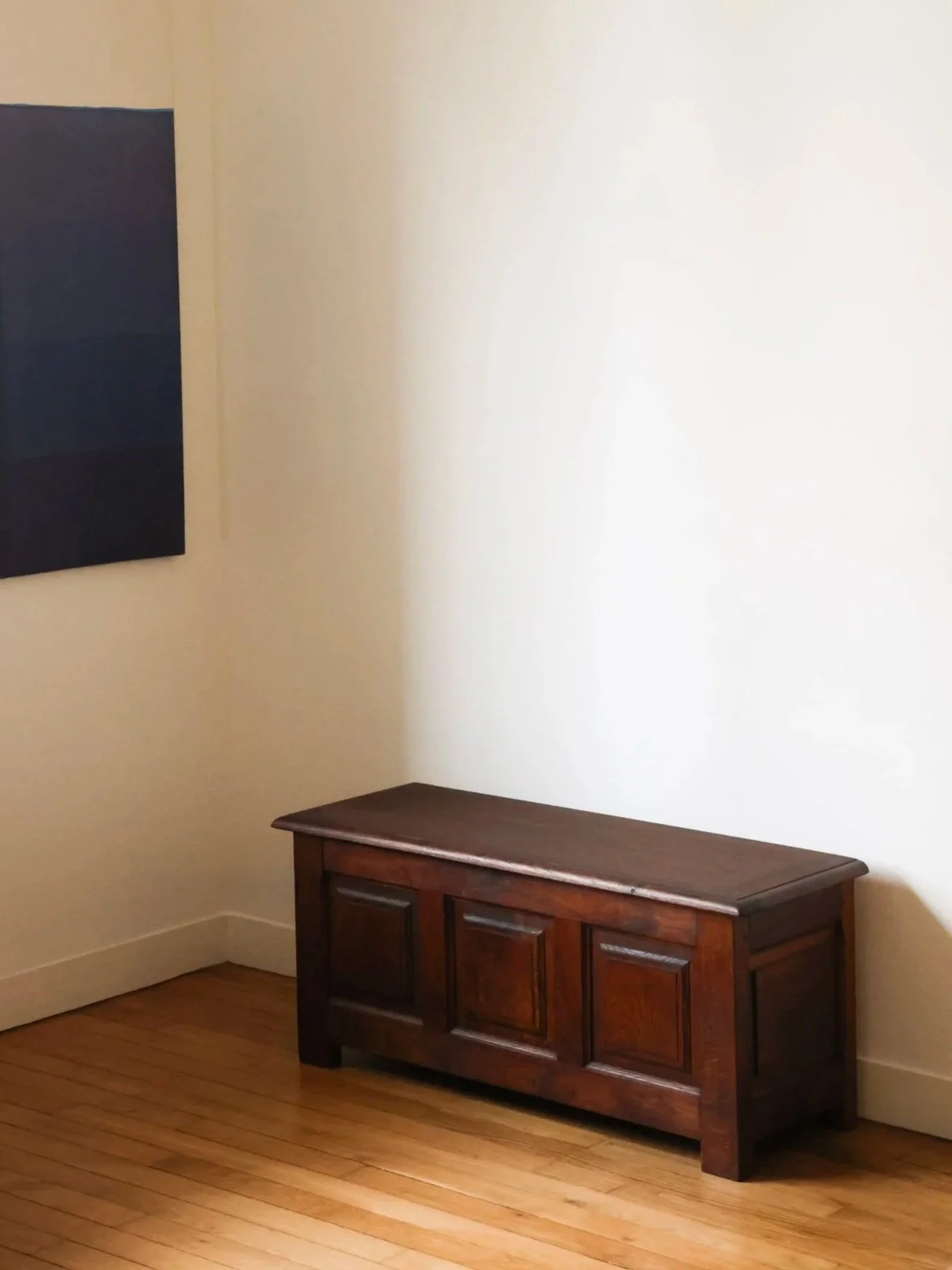 Coffre de rangement et banc en bois au design brutaliste en parfait état