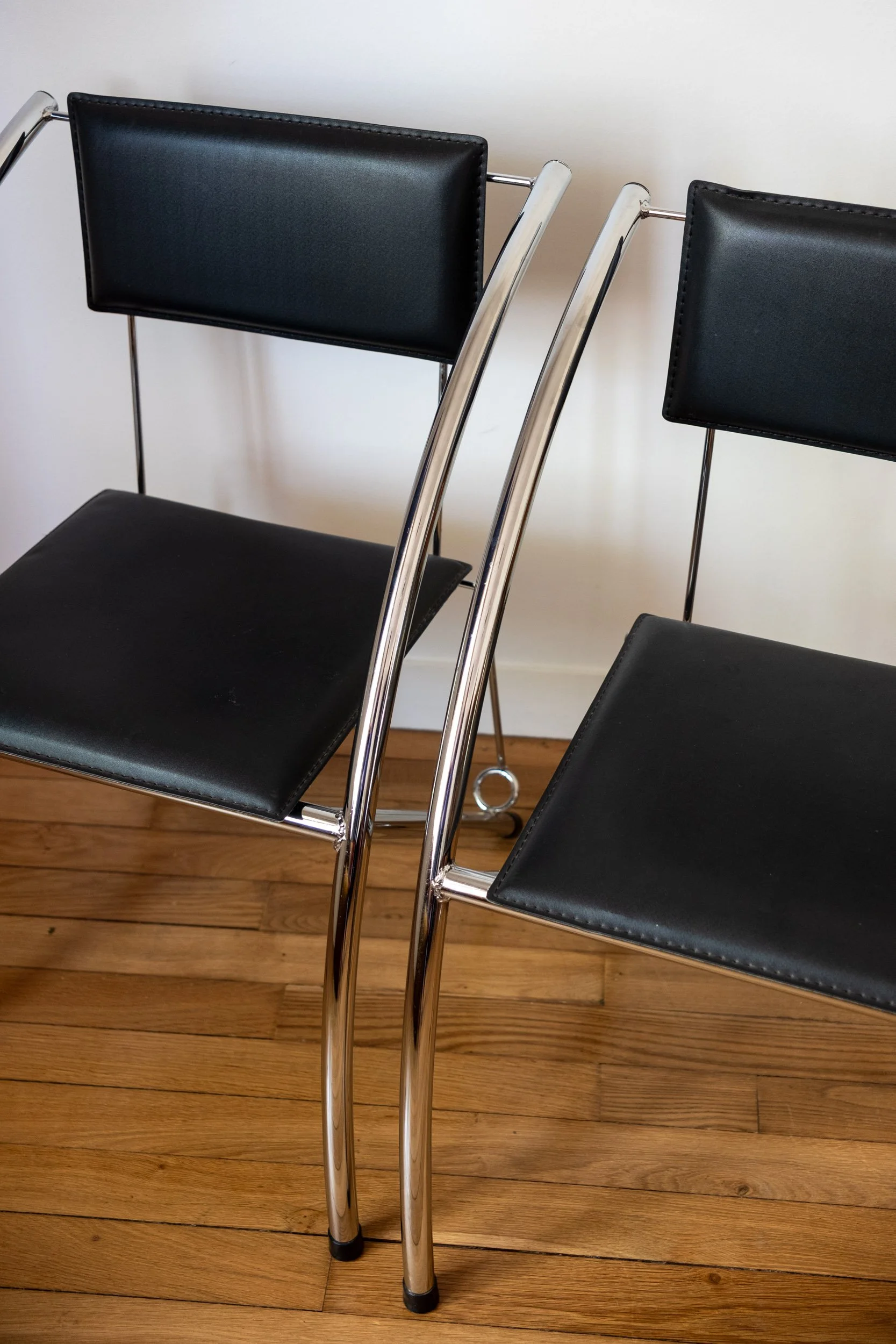 zoom sur les accoudoirs de ces chaises au design post-modernes des années 80