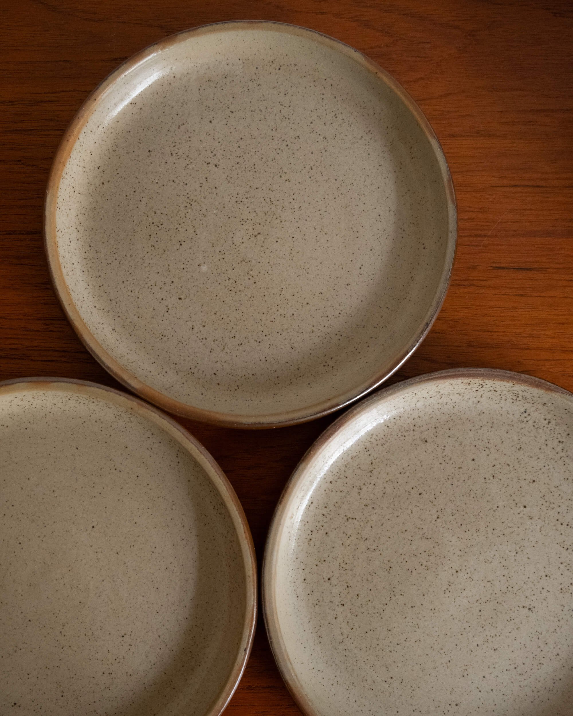 Ensemble de 7 assiettes à dessert en grès - Travail artisanal