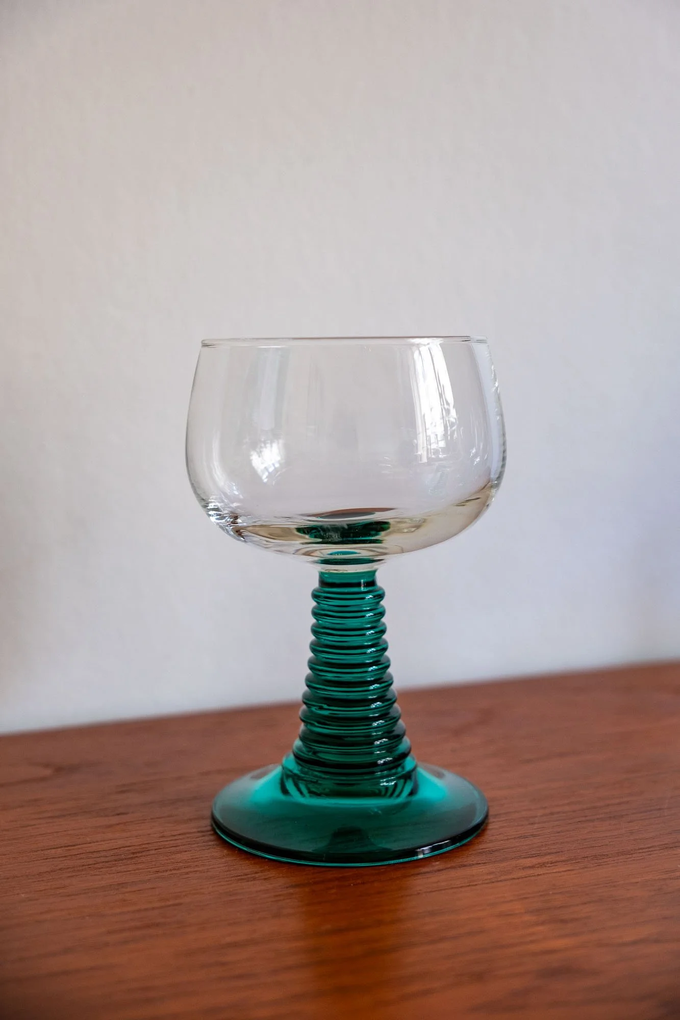 Verres-à-vin-pied-vert-émeraude-années-70-vintage-Pupilles-Vintage-Rennes3.jpg