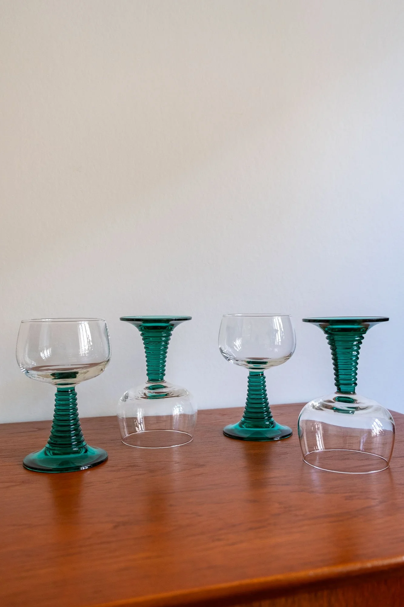 Verres-à-vin-pied-vert-émeraude-années-70-vintage-Pupilles-Vintage-Rennes6.jpg