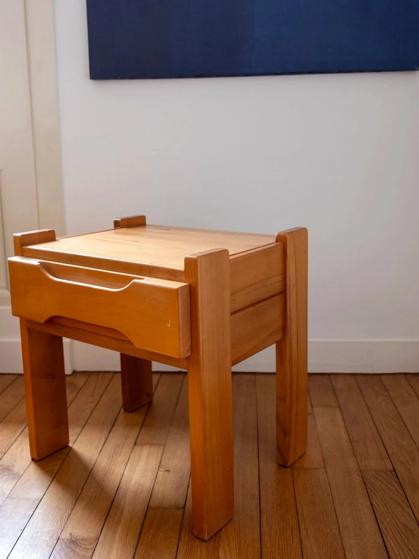 table de nuit vintage en bois avec un tiroir coulissant en très bon état des années 70 design minimaliste