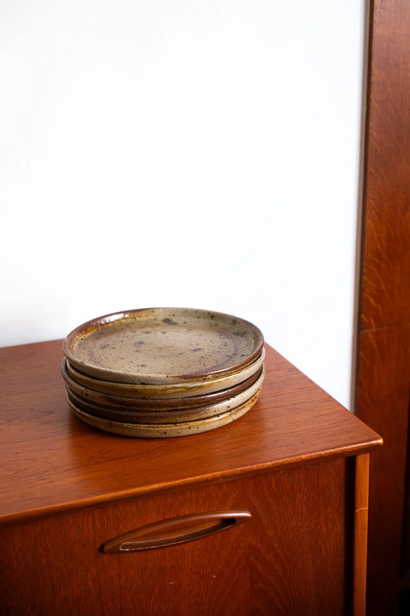 Assiettes-plates-en-grès-pyrité-artisanal-Pupilles-Vintage-Rennes1.jpg