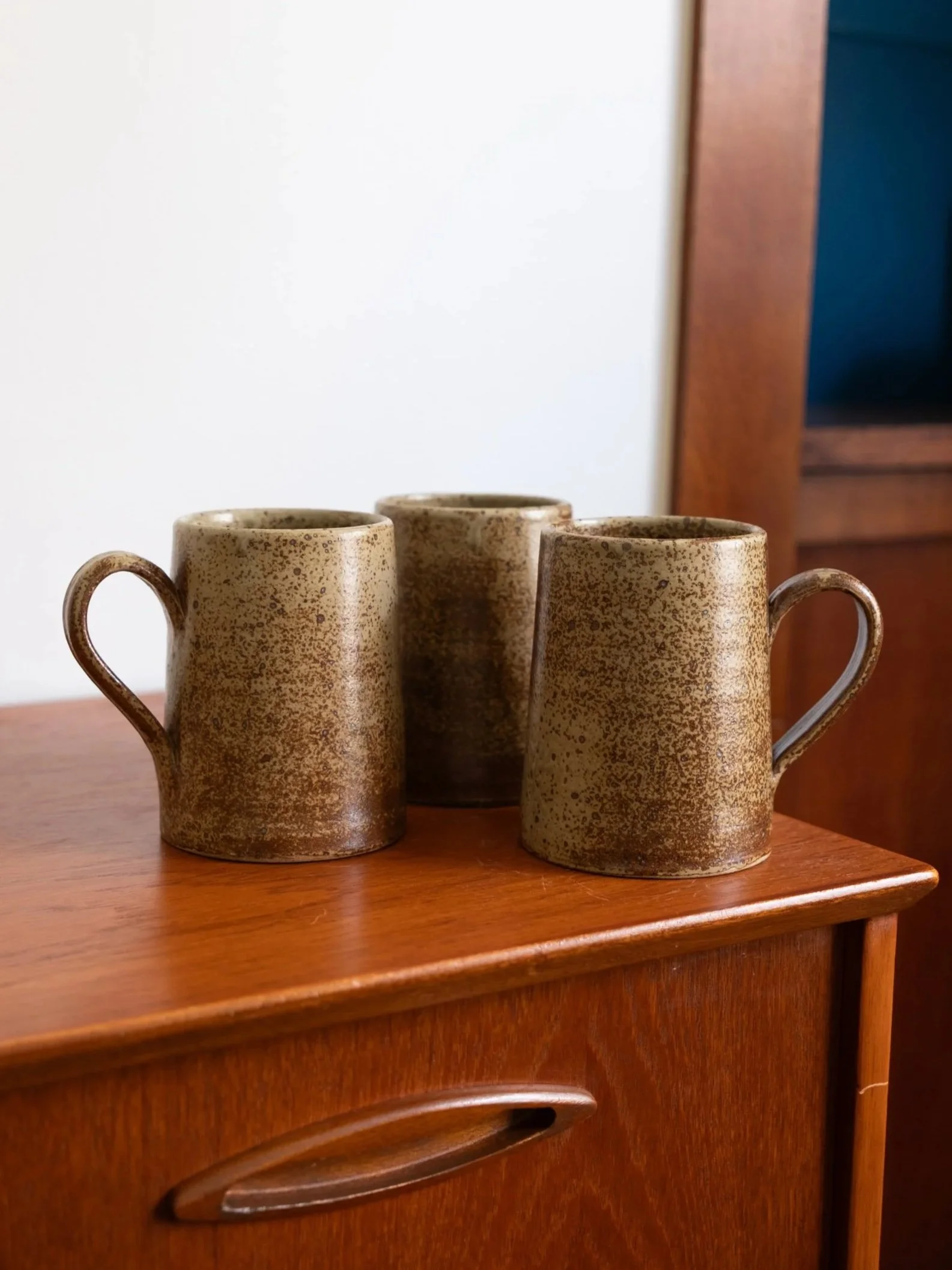 trois grandes tasses en grès vintage, en très bon état, pour vos thés ou cafés