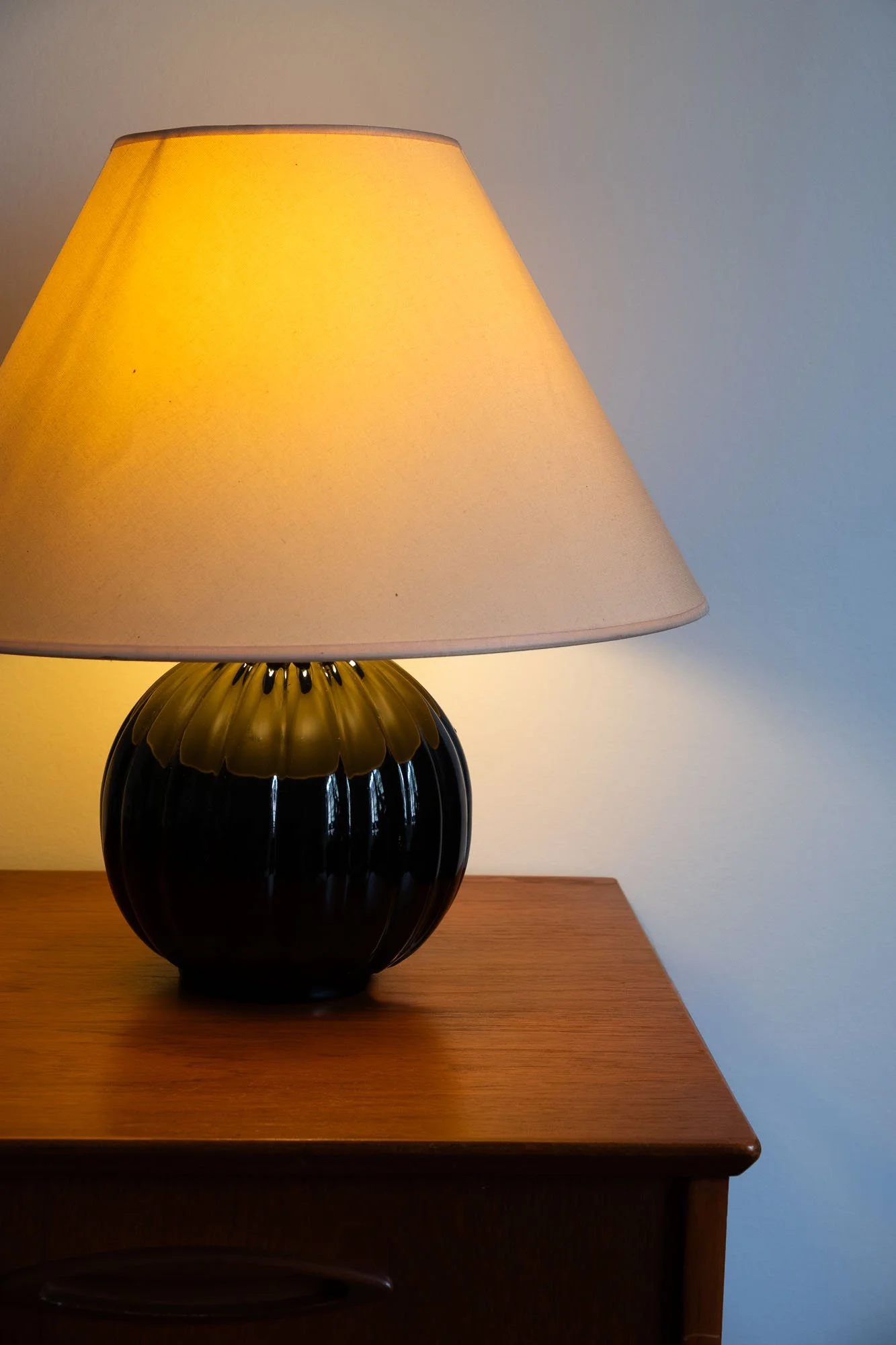 Lampe à poser "boule", céramique noire et abat-jour écru – Années 70/80