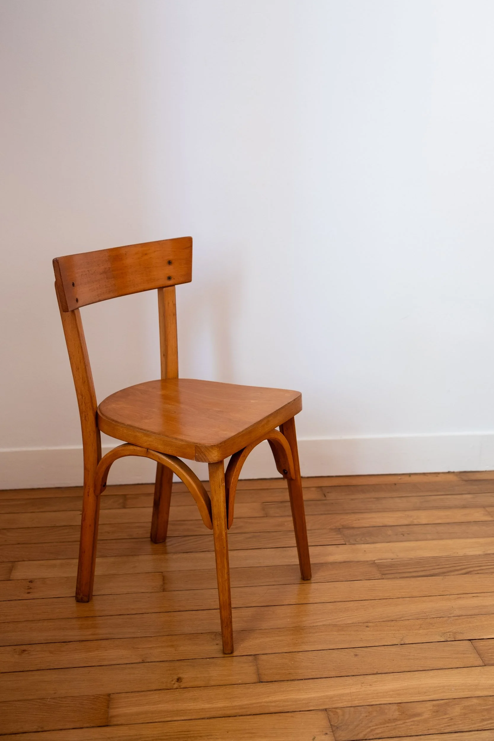 vue de côté sur la chaise pour enfant de fabrication française Baumann