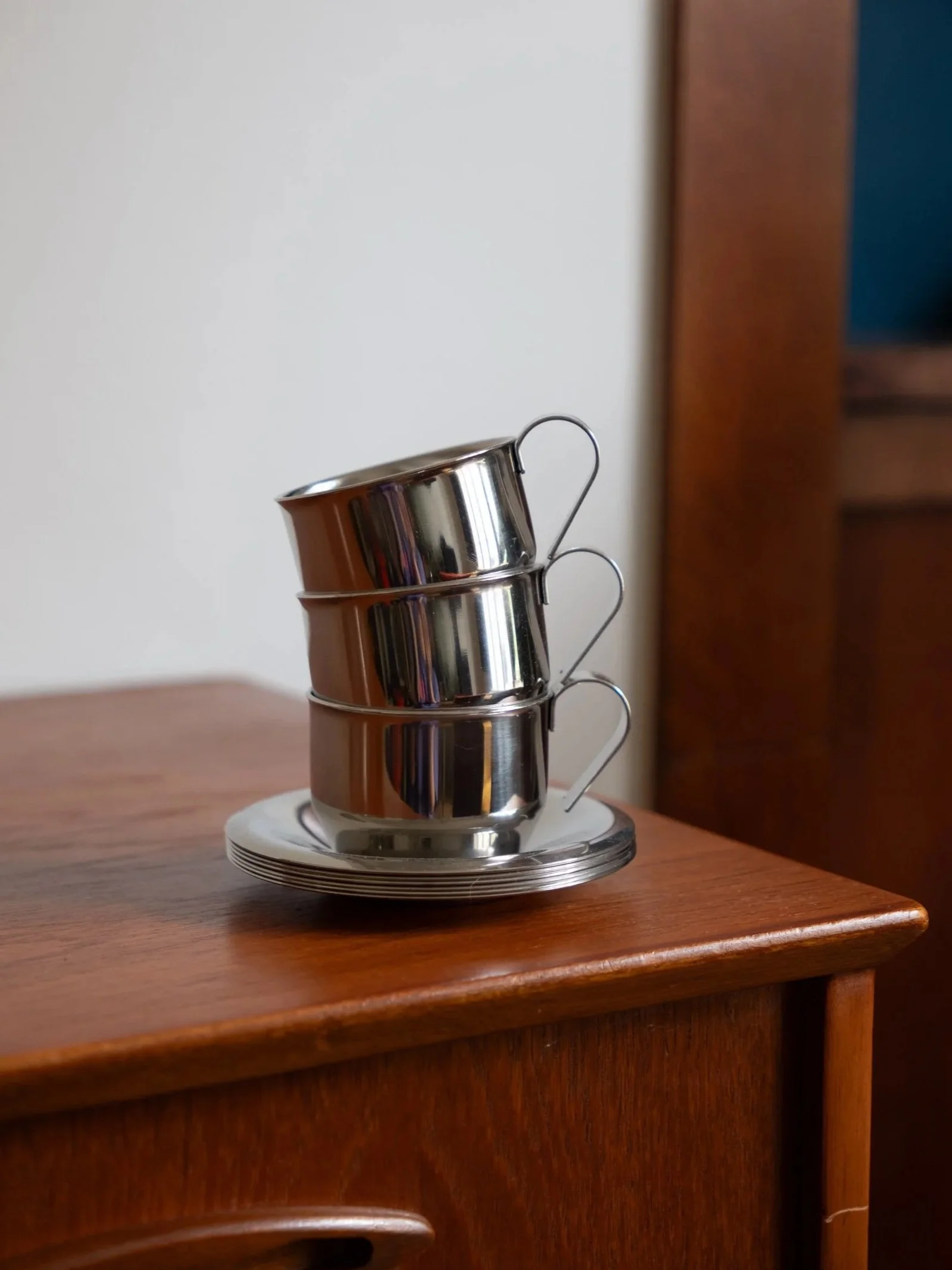 vue sur trois tasses vintage en inox 18/10 empilées