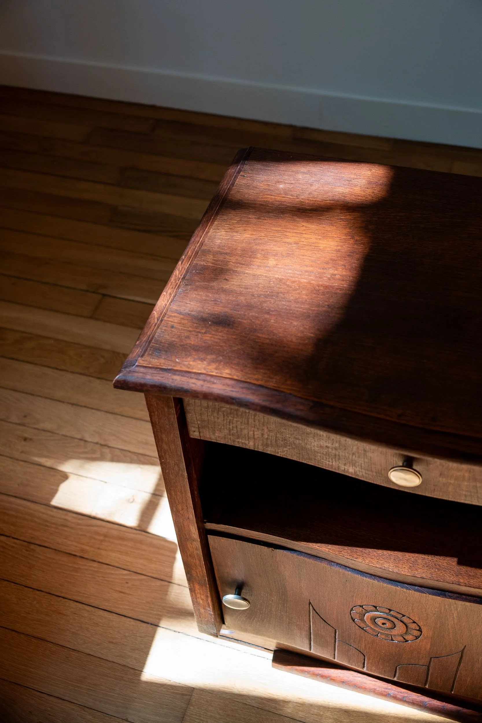 La table de chevet en bois sculpté vue du dessus pour montrer son plateau