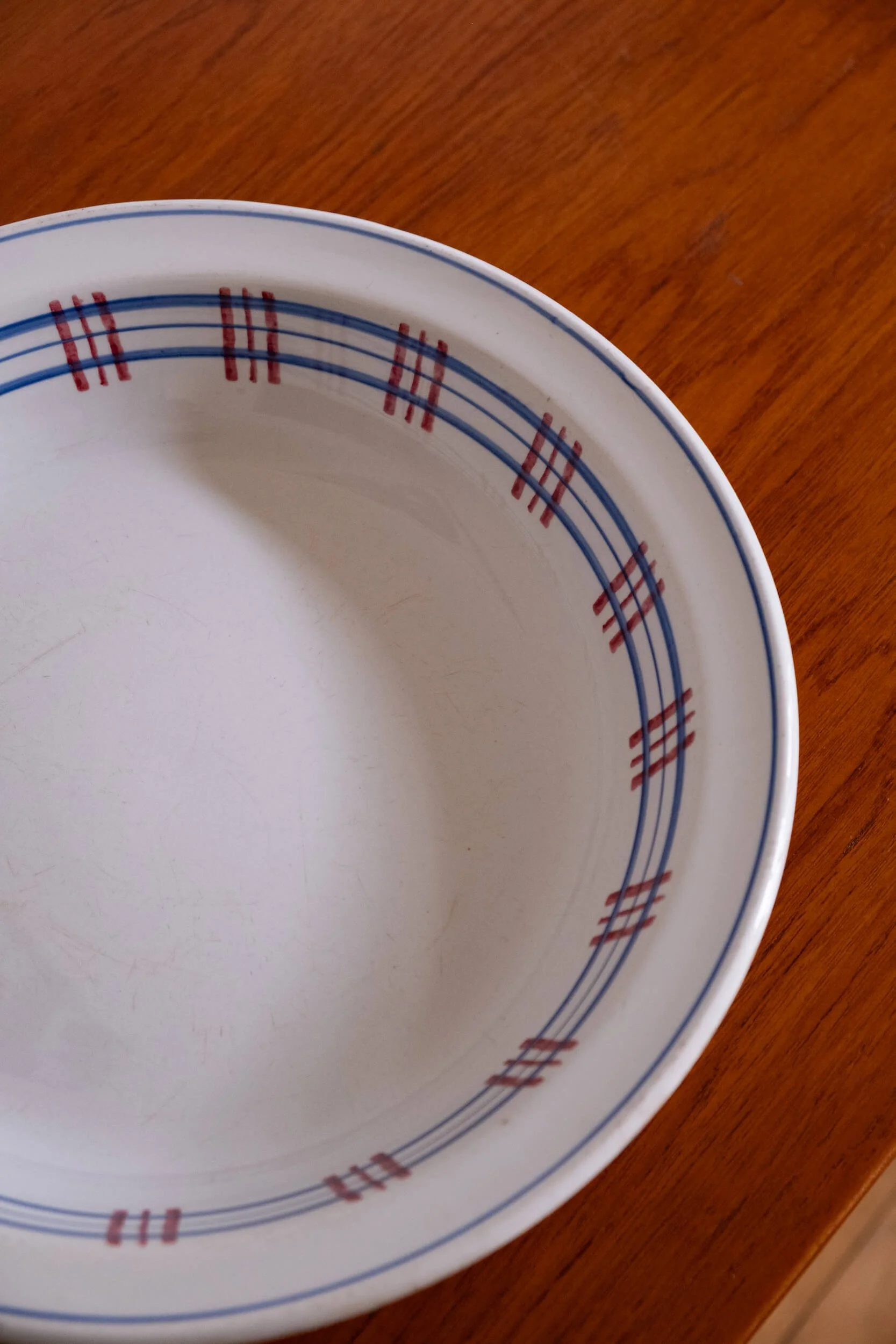 vue de haut sur le Plat creux de service vintage motif quadrillé de la faïencerie de Sarreguemines modèle Poitou made in France en très bon état