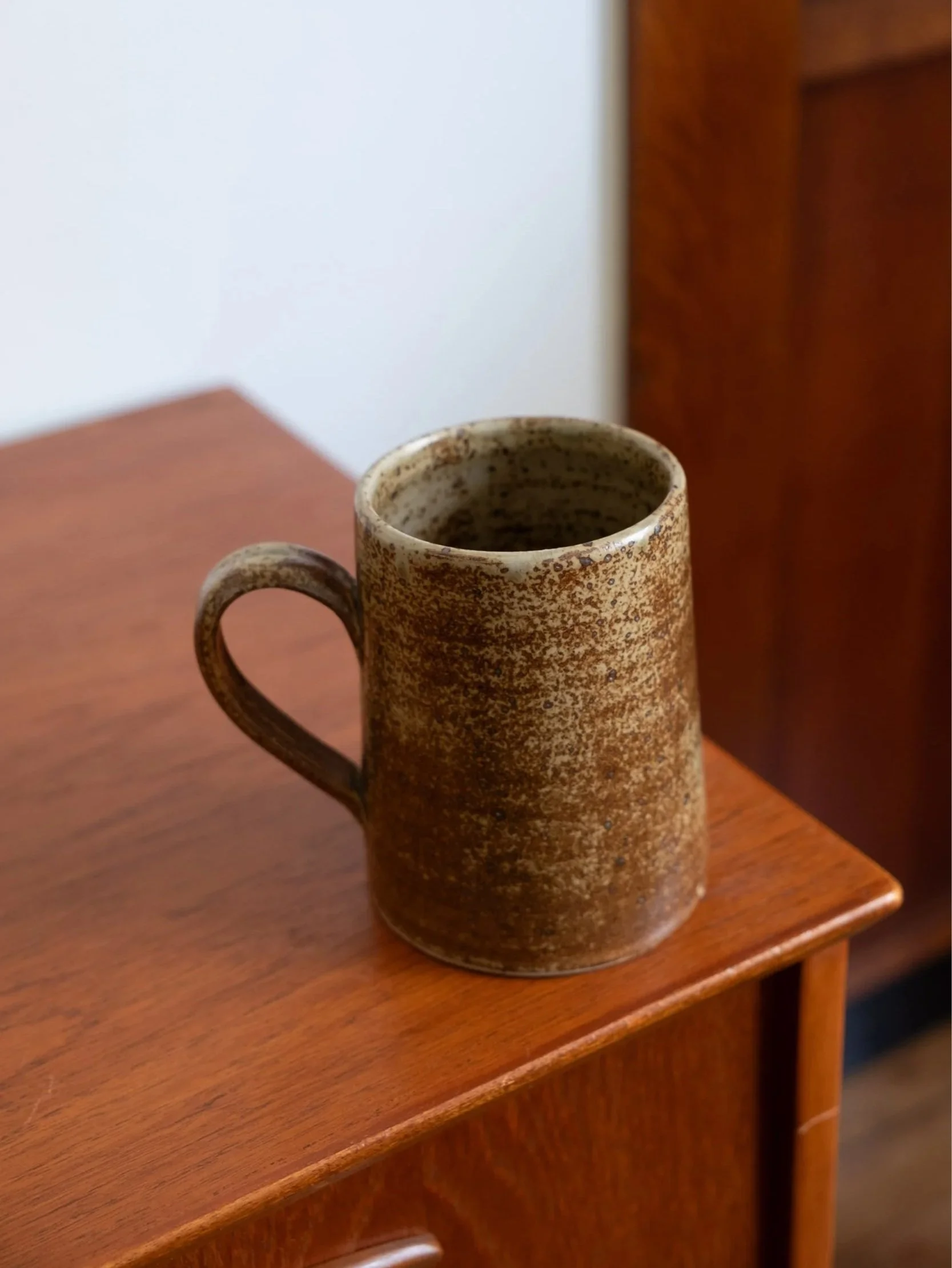 une tasse en grès vintage vue de près
