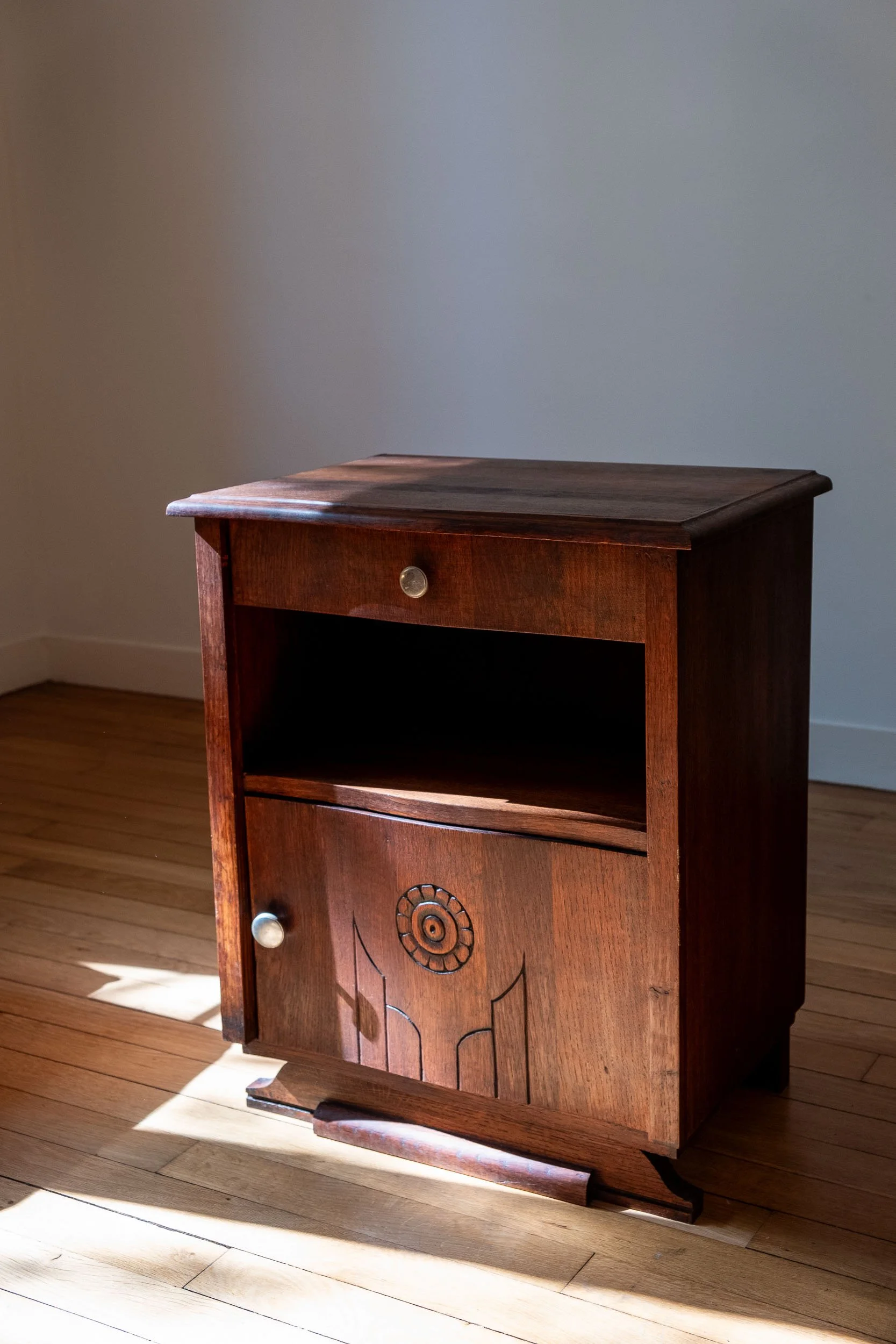 Table de chevet en bois sculpté années 30