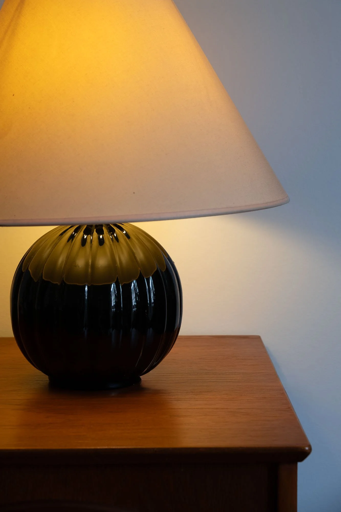 Lampe-pied-céramique-noir-vintage-Pupilles-Vintage-Rennes2.jpg