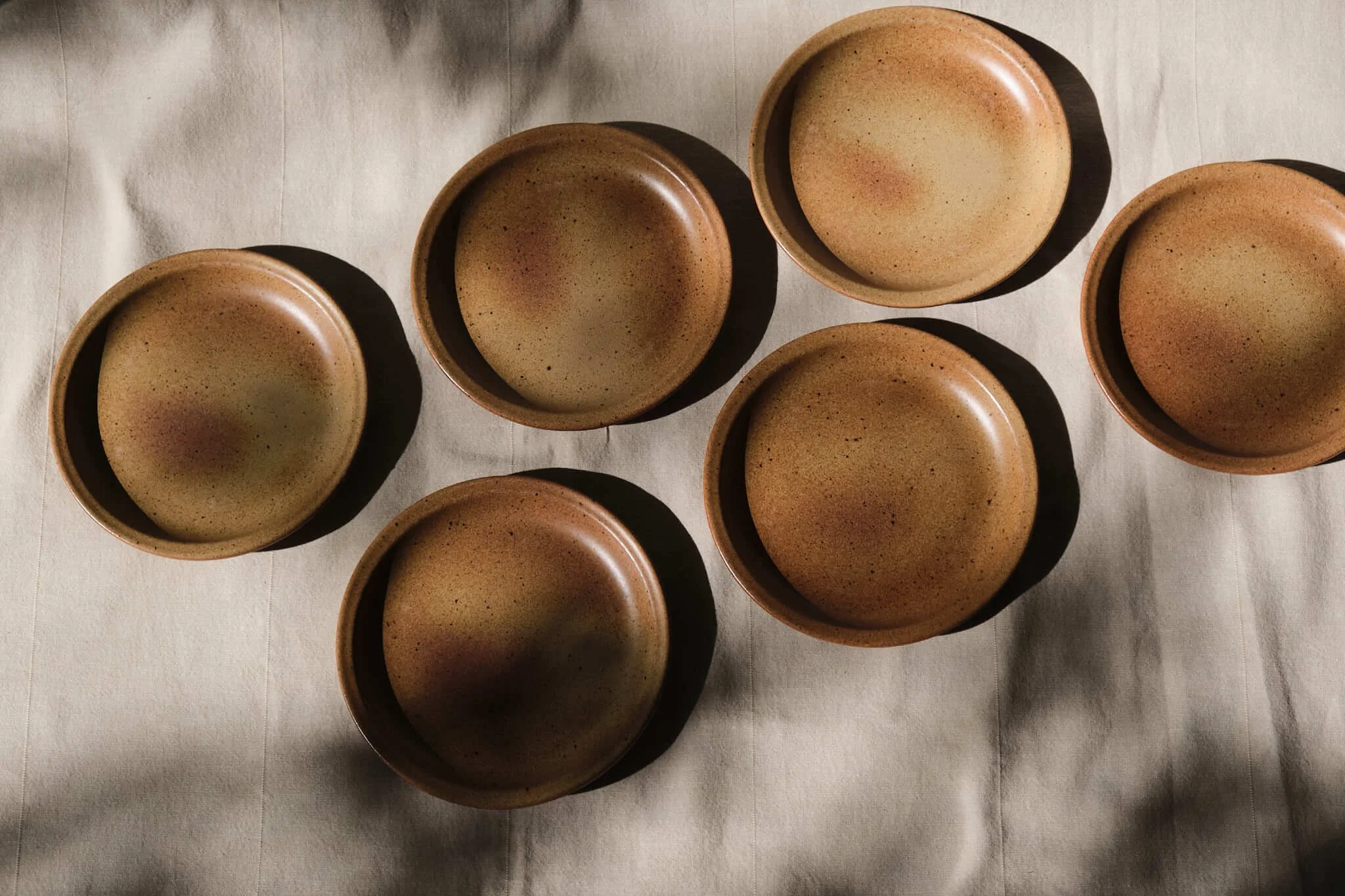 Six assiettes en grès proposées dans le cadre du service de location de vaisselle vintage par Pupilles Vintage
