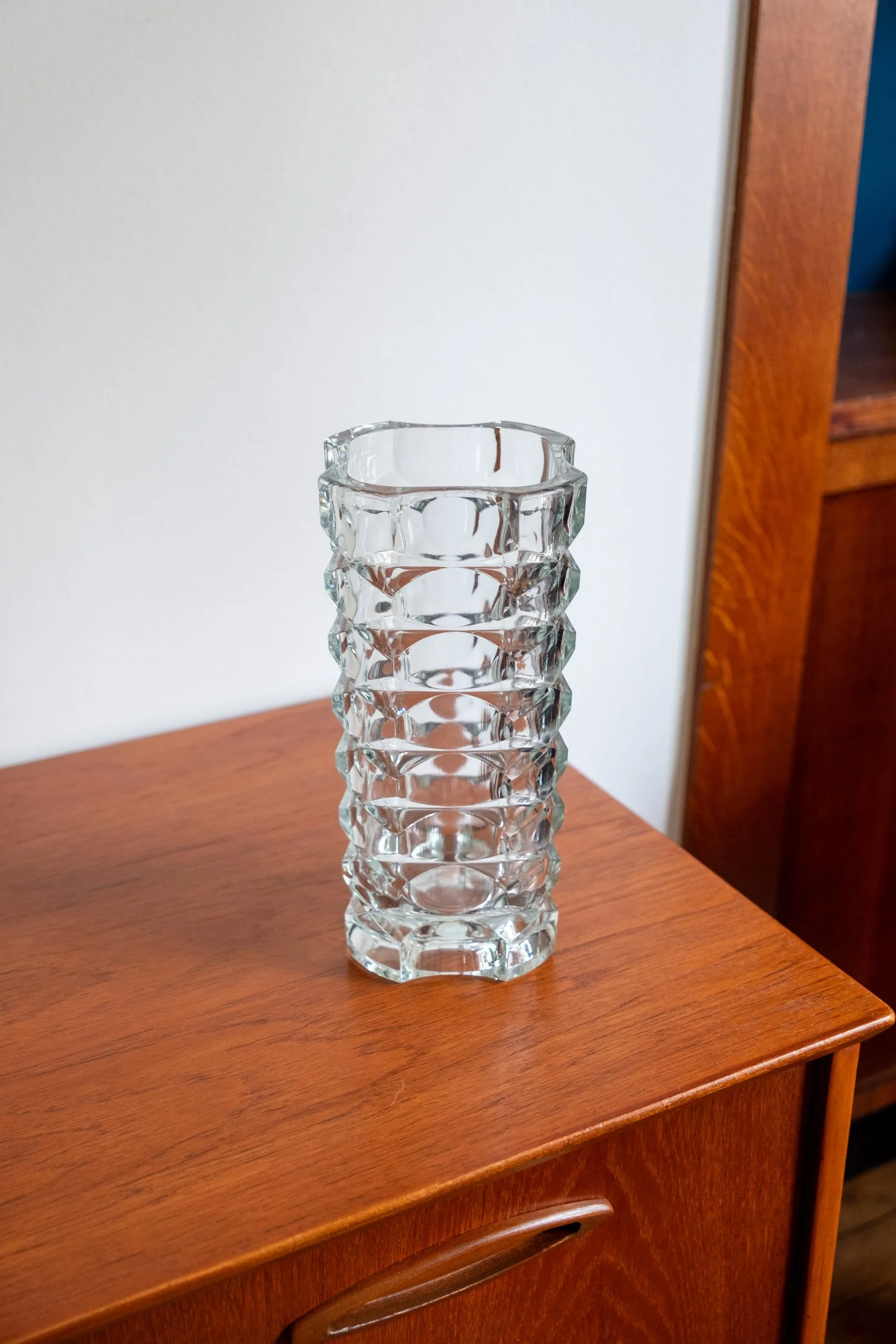 Magnifique vase en verre facetté de la marque française Luminarc dans les années 70